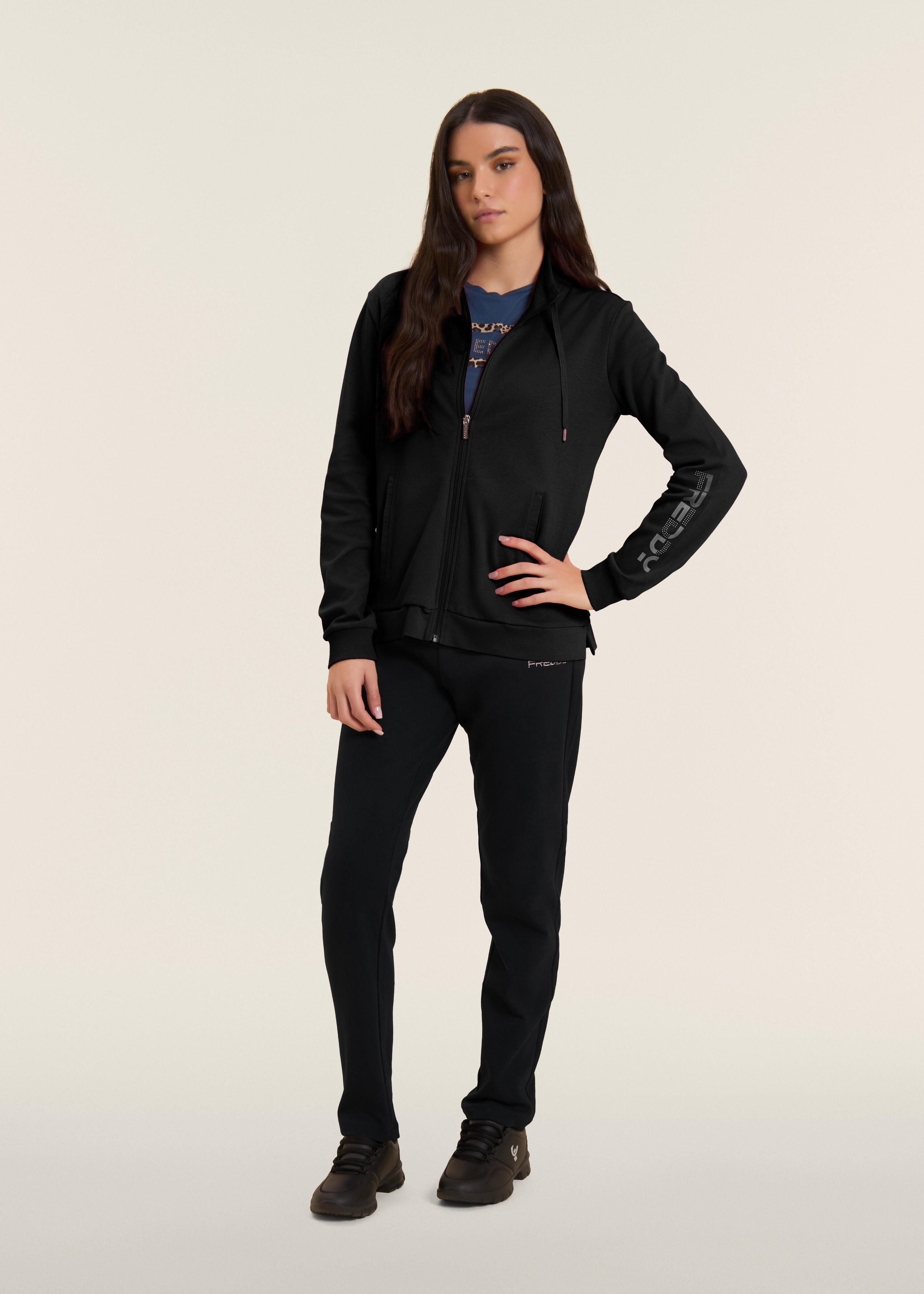Jumpsuit met ritssluiting en hoge kraag, logo met parels op de mouw 2/6