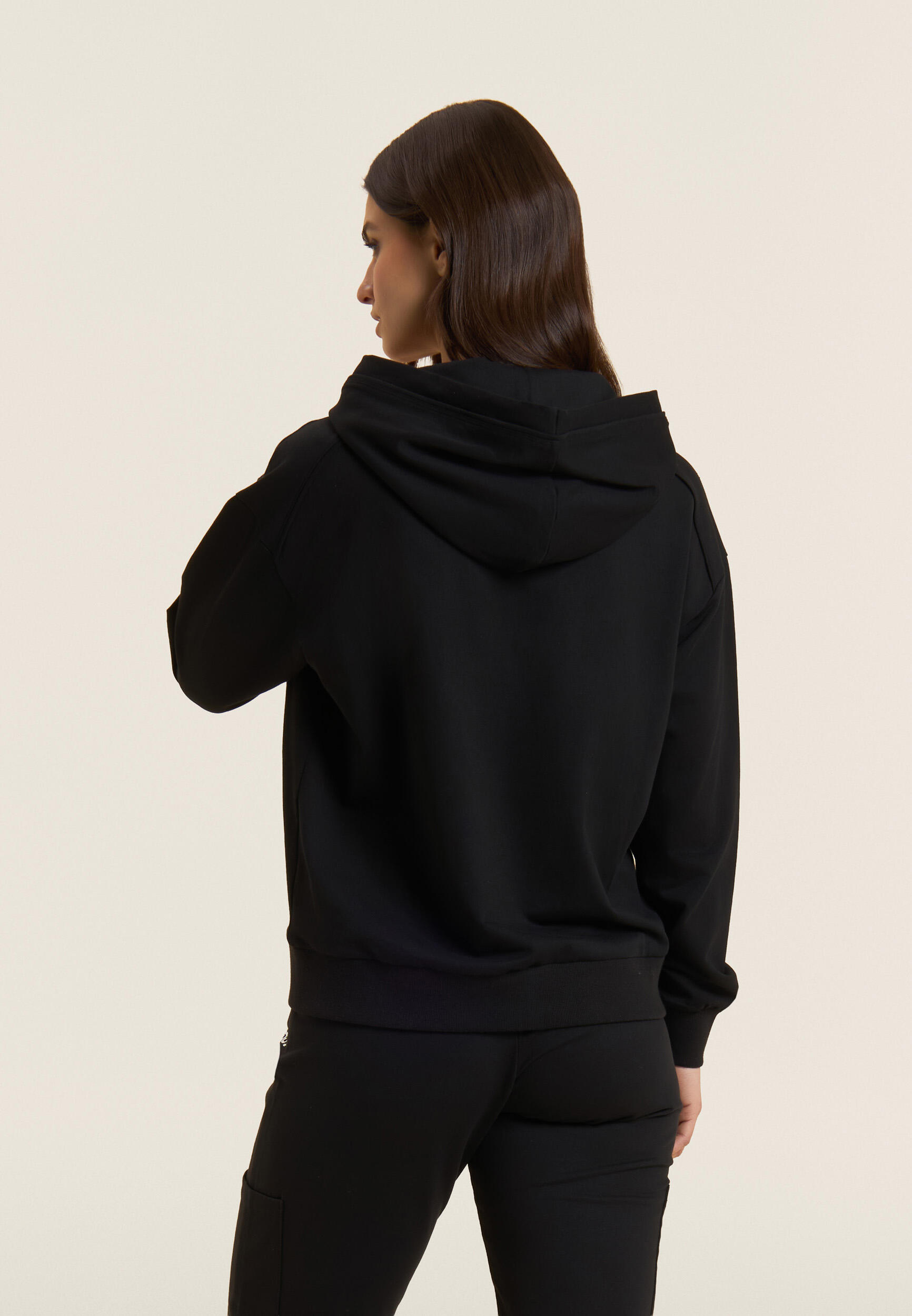 Sudadera con cremallera y capucha y logotipo perlado en la manga 3/5