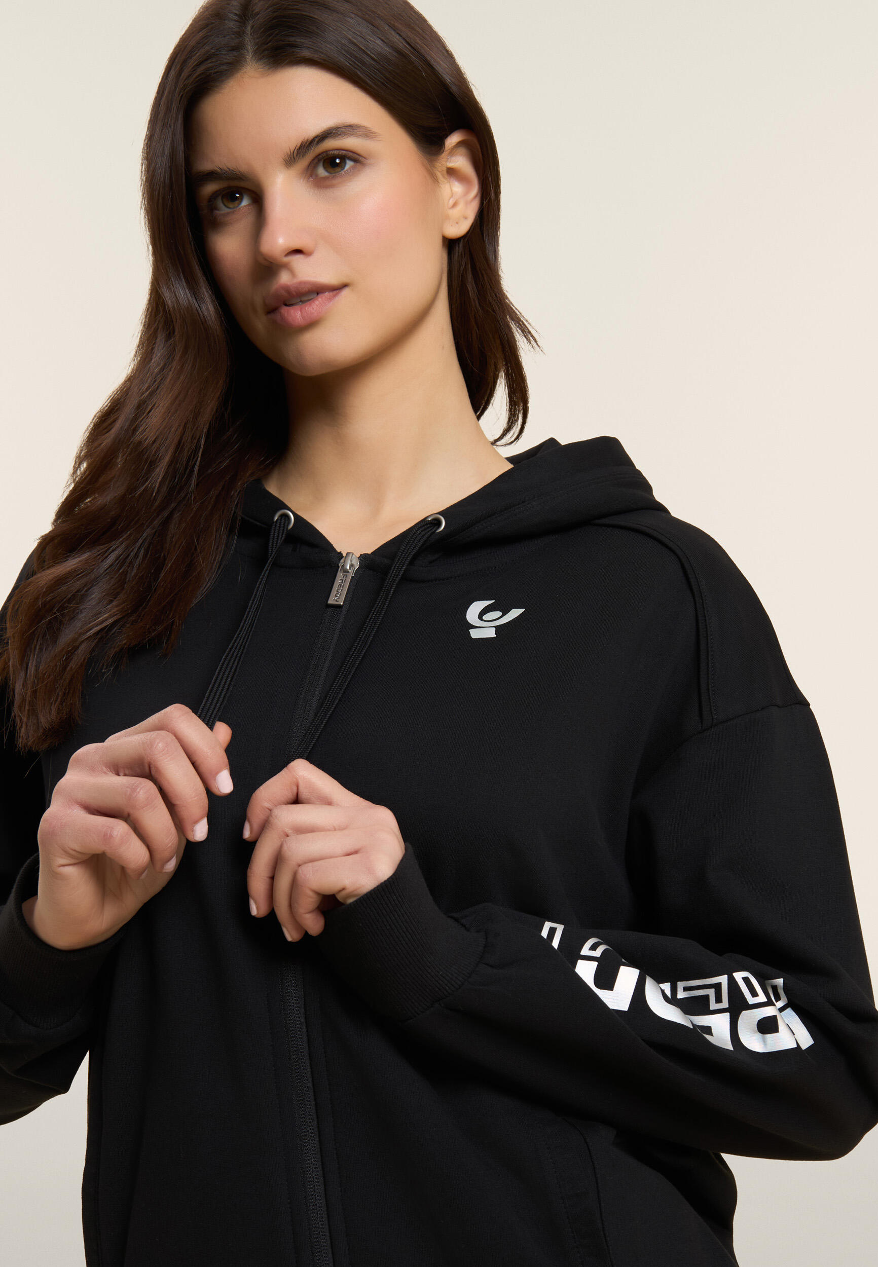 Sudadera con cremallera y capucha y logotipo perlado en la manga 4/5