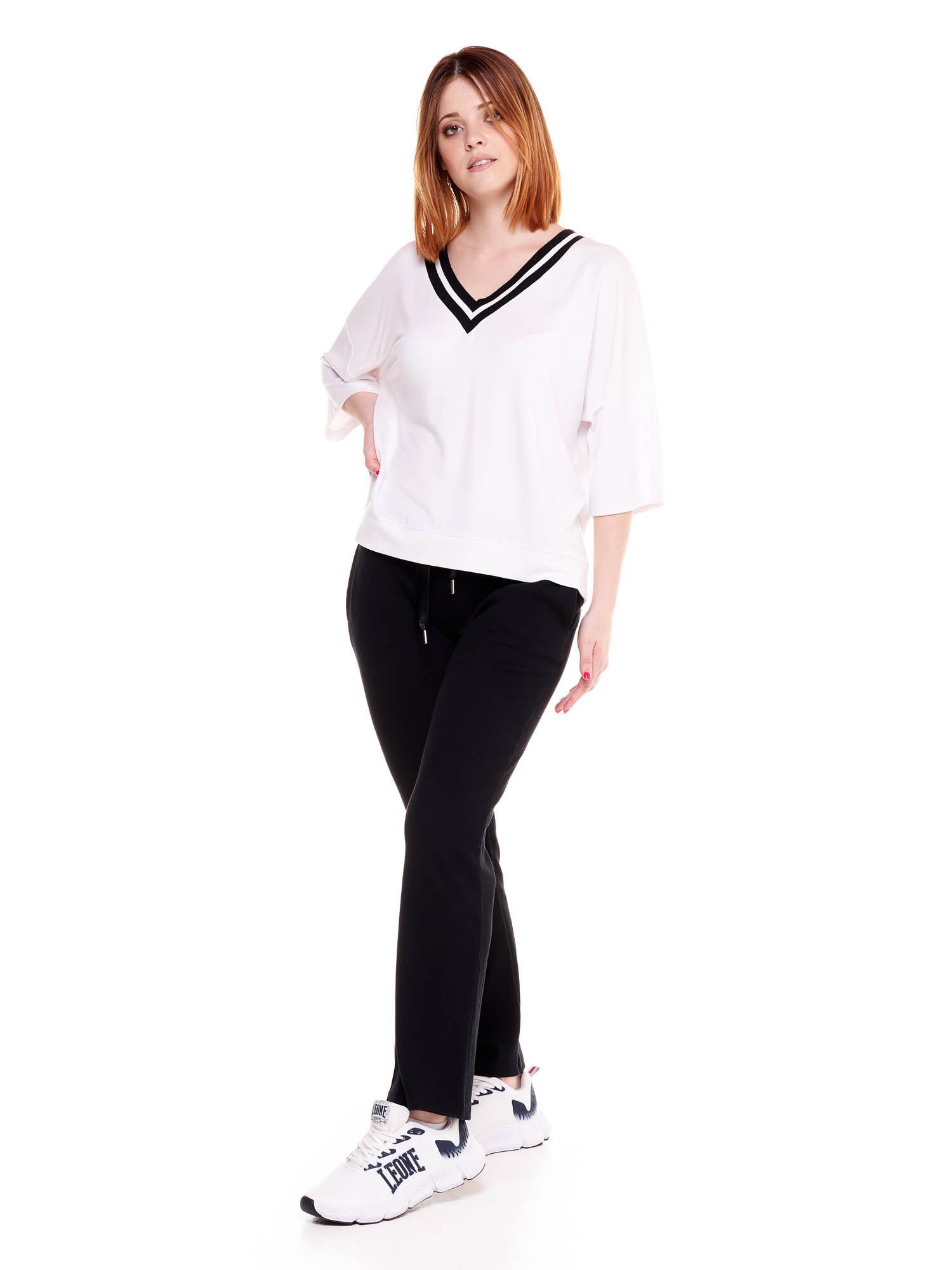 Sudadera de mujer blanca y negra con cuello de pico 3/7