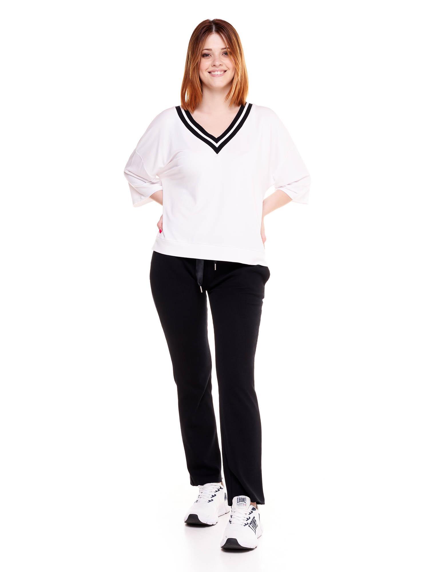 Sudadera de mujer blanca y negra con cuello de pico 2/7