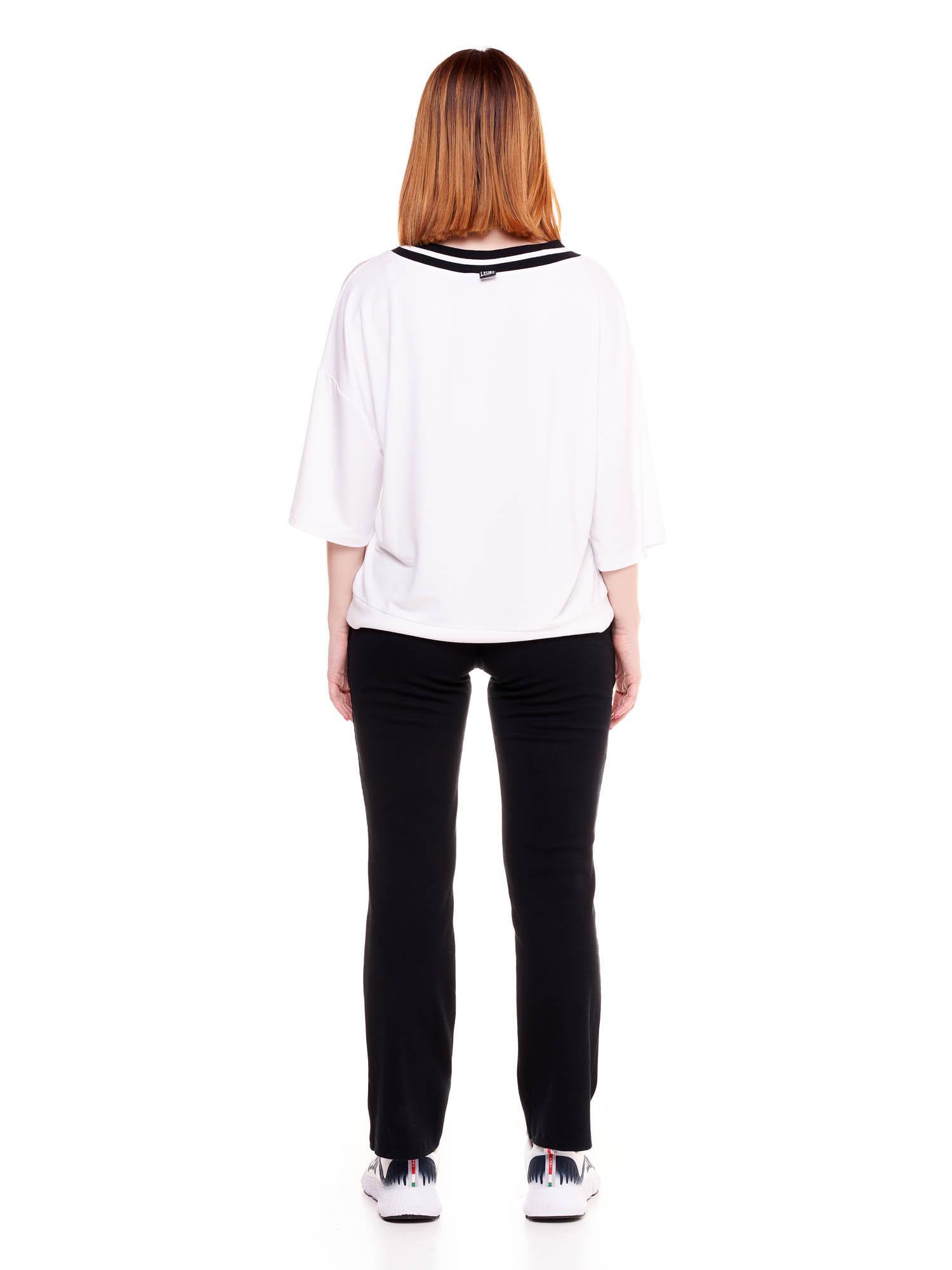 Sudadera de mujer blanca y negra con cuello de pico 4/7