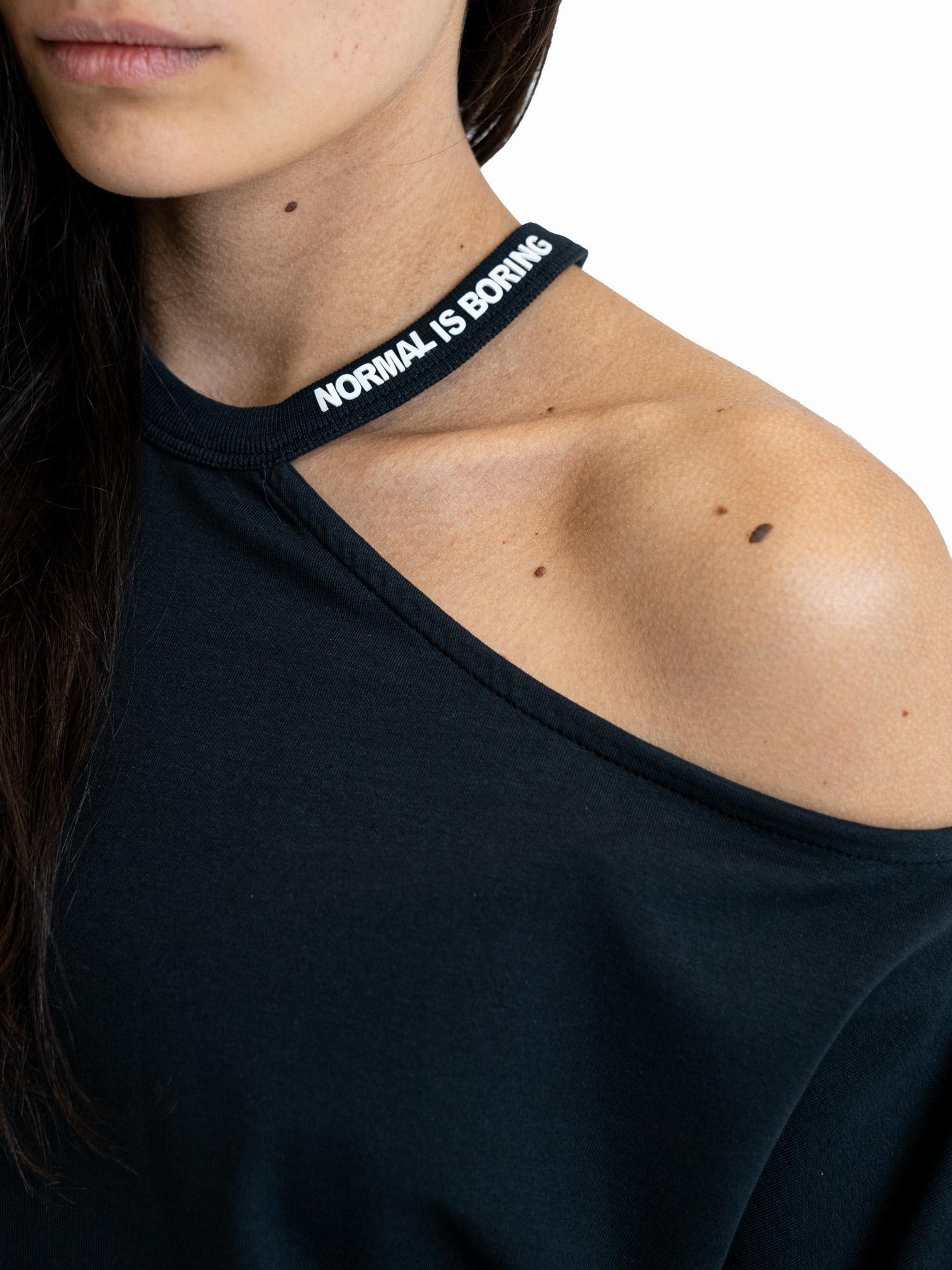 Camiseta de mujer blanca y negra de un solo hombro 5/6