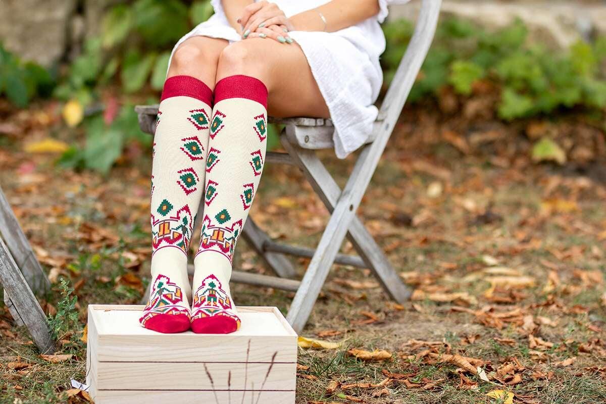 Chaussettes longues 3/4 pour femme en coton avec motifs traditionnels roumains 3/6