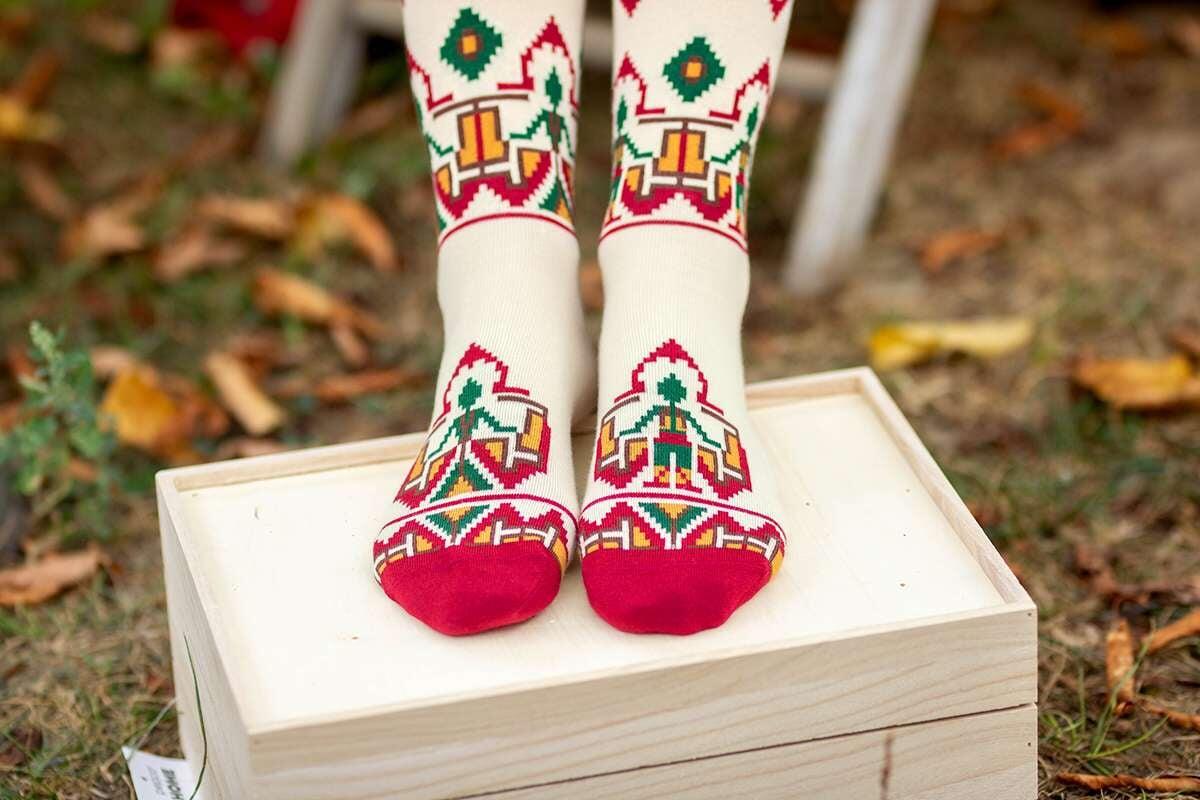 Chaussettes longues 3/4 pour femme en coton avec motifs traditionnels roumains 5/6