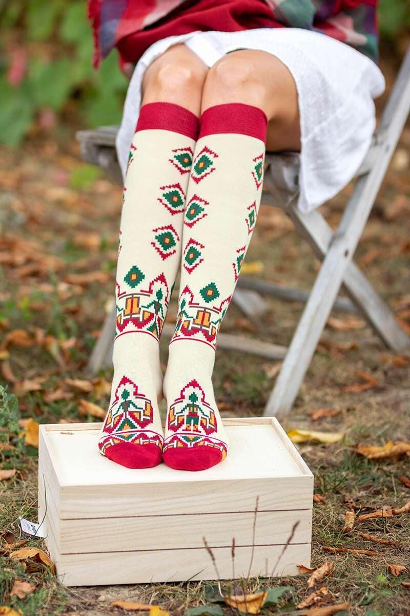 Chaussettes longues 3/4 pour femme en coton avec motifs traditionnels roumains 4/6