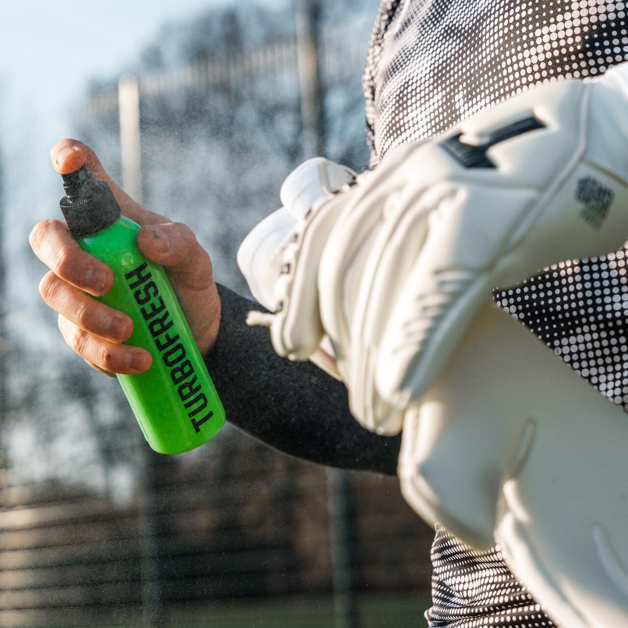T1TAN TURBOFRESH Torwarthandschuhe Innenraum Spray (200 ml) - Gegen Bakterien 2/5