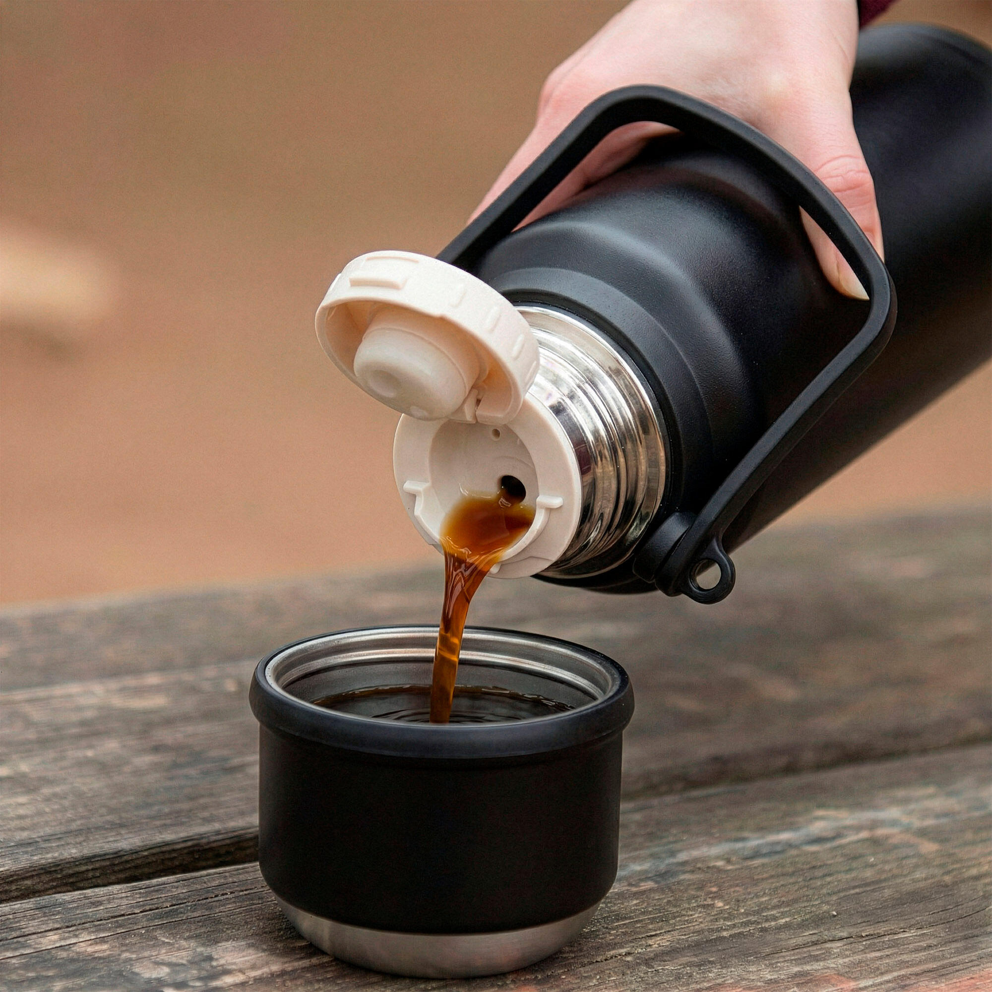 Aktive Garrafa térmica preta de aço inoxidável de 900 ml com tampa de rosca 4/7