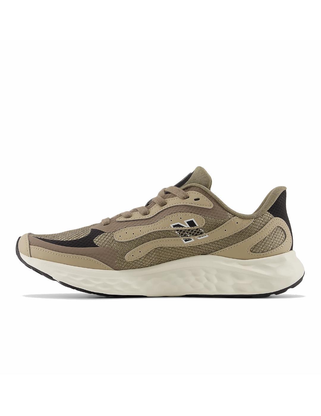 Sneakers da uomo per lo sport New Balance Fresh Foam Arishi Marrone. 2/5