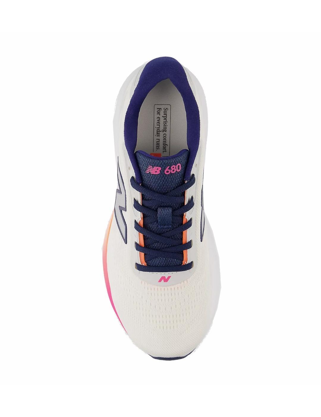 Sneakers da corsa da donna New Balance Fresh Foam 680 Bianche. 4/5