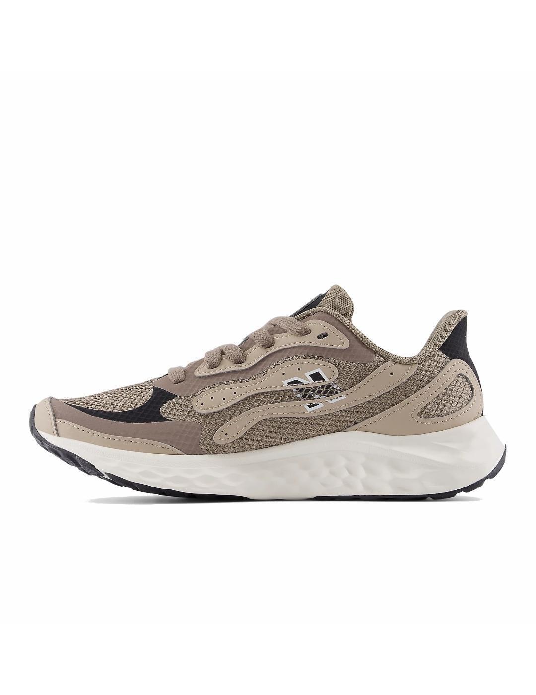 Tênis feminino New Balance Fresh Foam Arishi v4 Marrom. 2/4