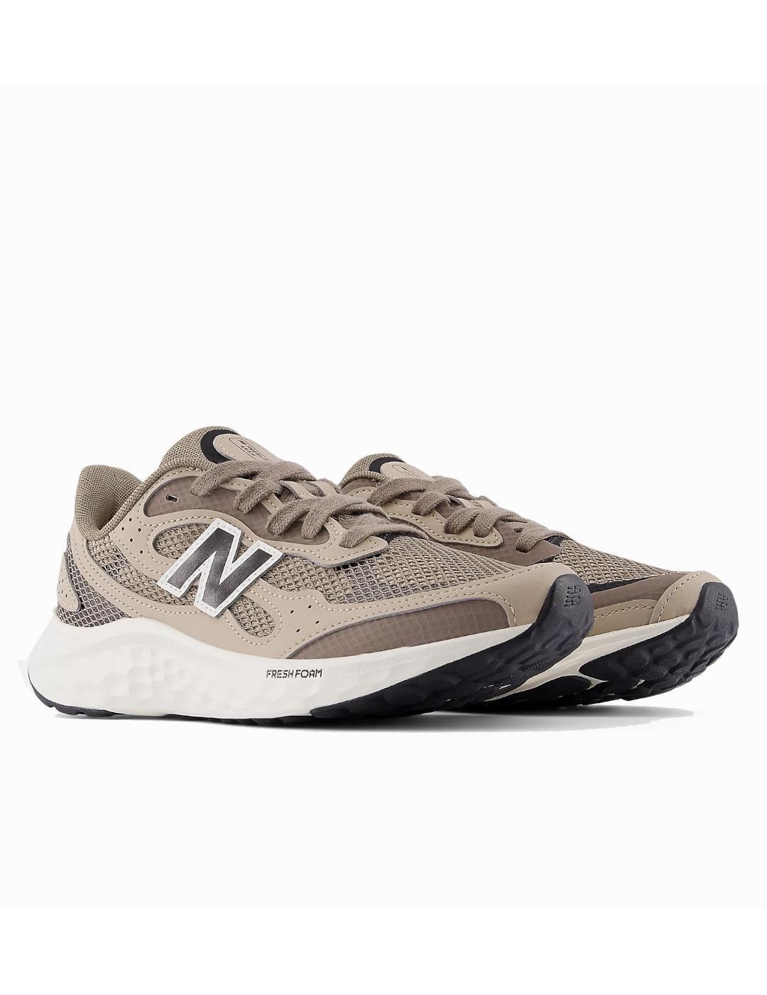 Tênis feminino New Balance Fresh Foam Arishi v4 Marrom. 3/4