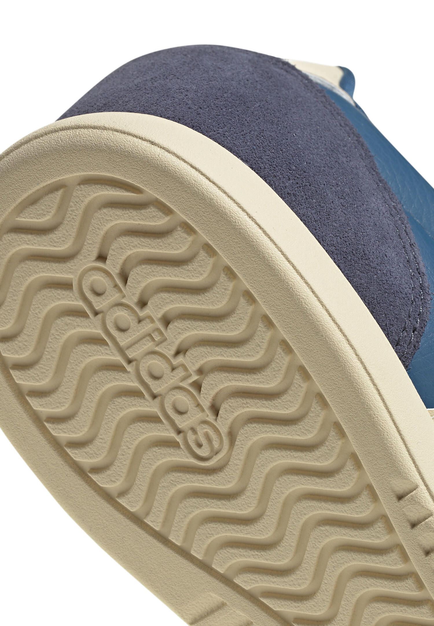 Sneakersy adidas Barreda Lo 5/7
