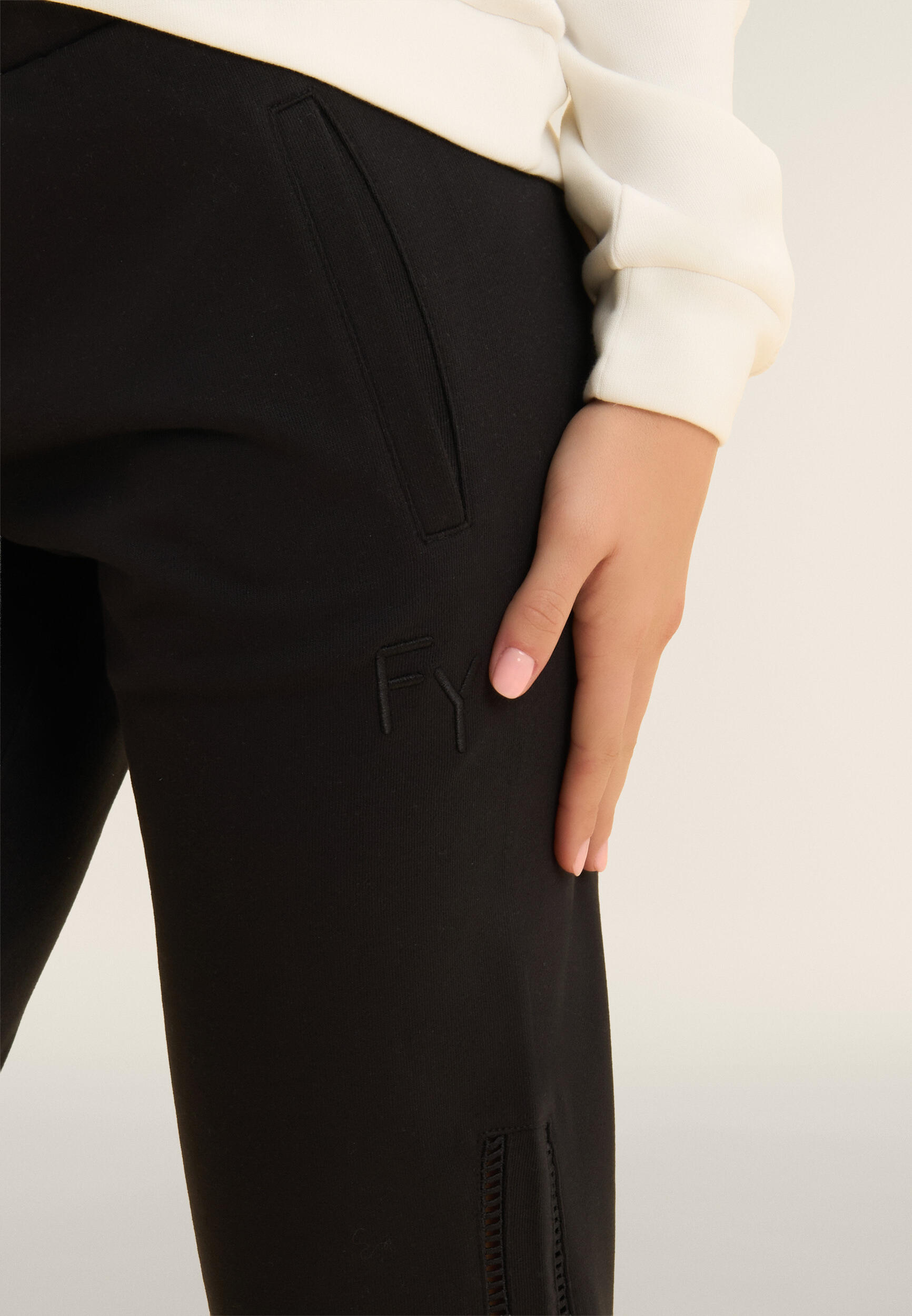 Pantalon de sport droit avec broderie perforée 4/4