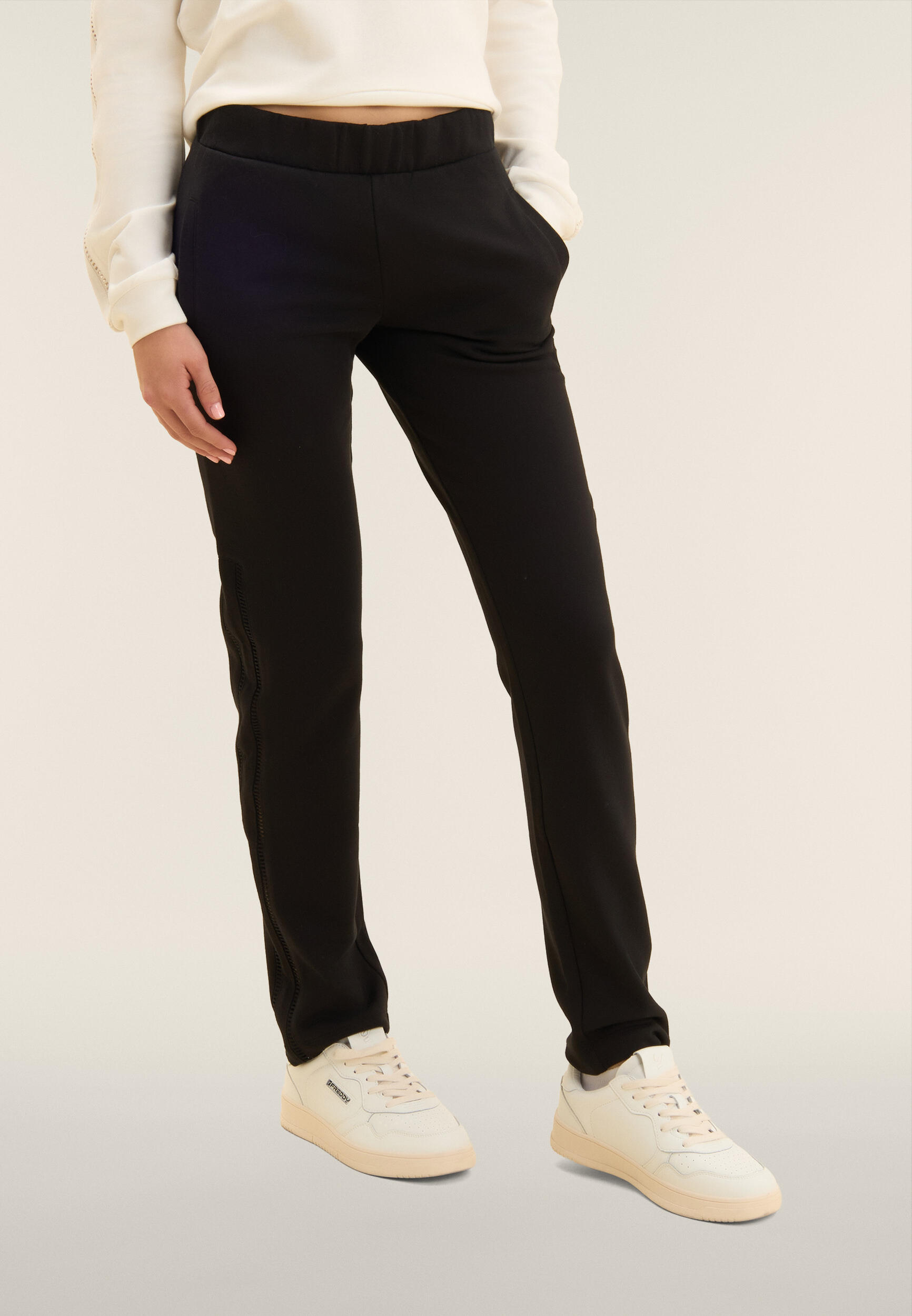 Pantalon de sport droit avec broderie perforée 2/4
