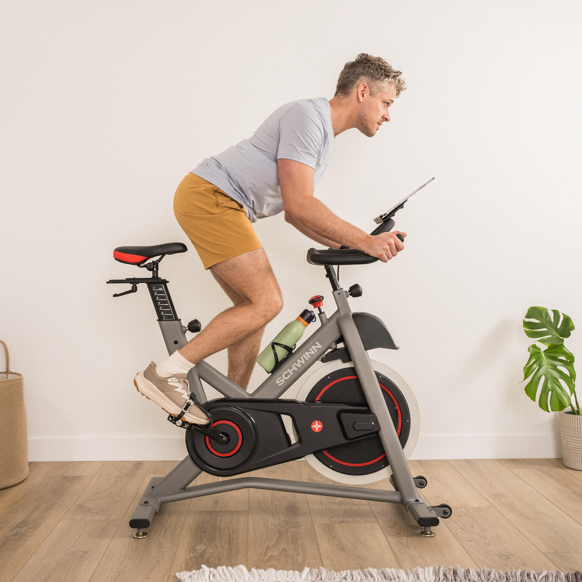 Bicicleta de ciclo indoor IC3.5 - 100 níveis, pedais SPD e monitor LCD 5/7