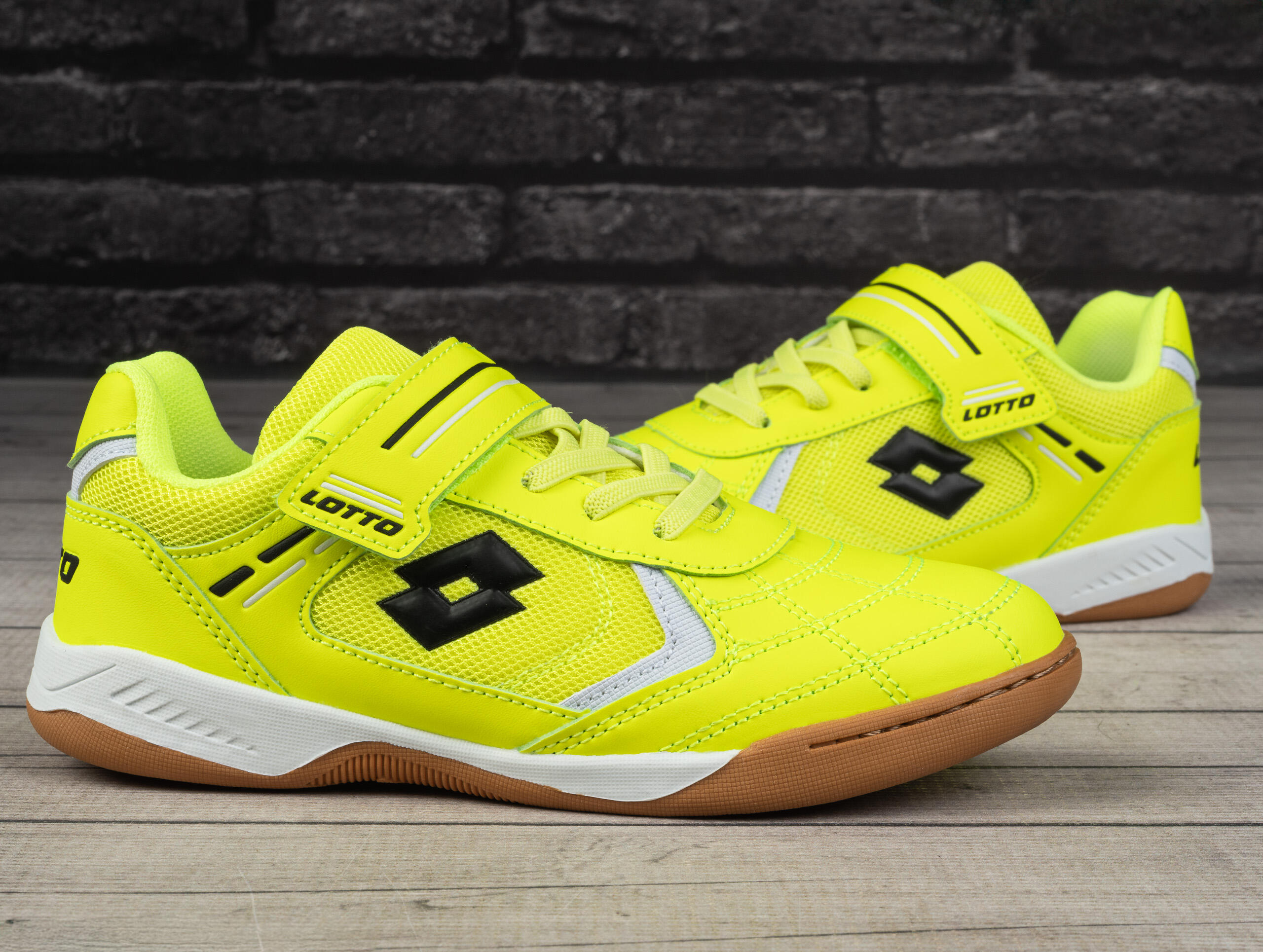 Buty dziecięce sportowe halowe Lotto SOCCERA