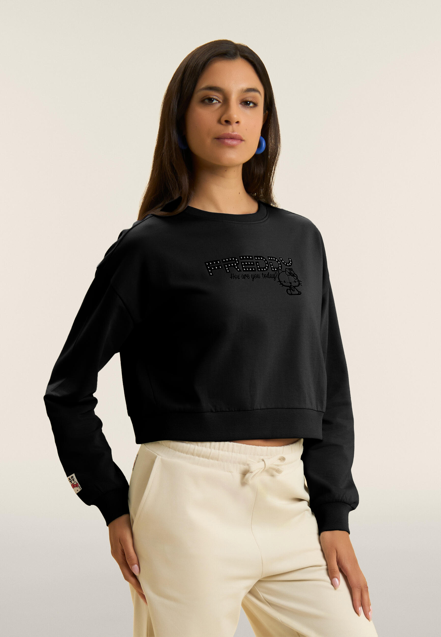Felpa cropped girocollo con logo borchie Hello Kitty 2/4