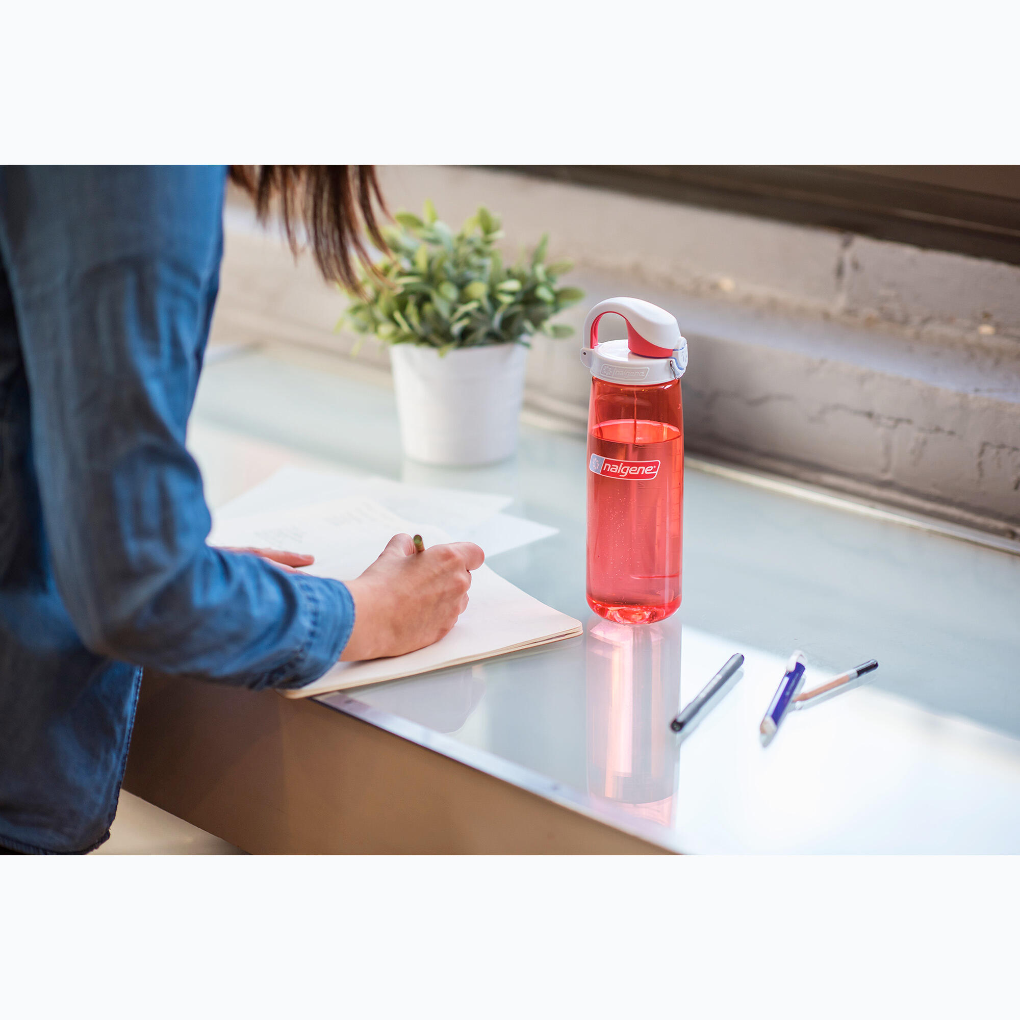 Nalgene OTF Sustain Trinkflasche 710 ml Tritan BPA-frei, dicht, Einhandöffnung 6/7