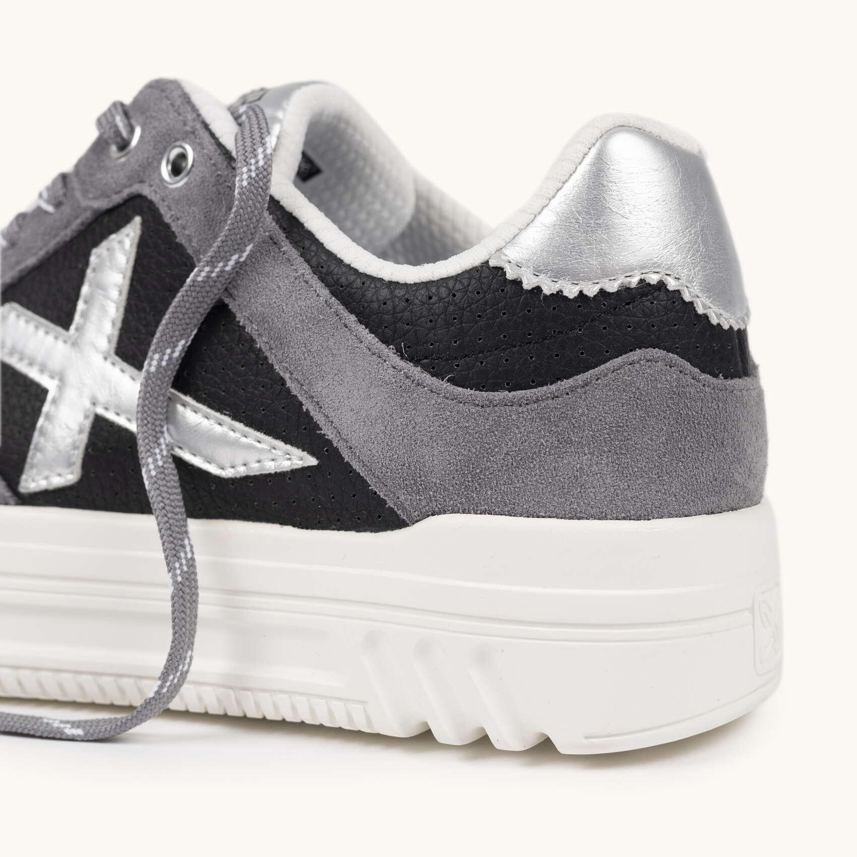MUNICH MINA 13 Sneakers Platform Nera e Grigia con Dettagli Argento 2/5