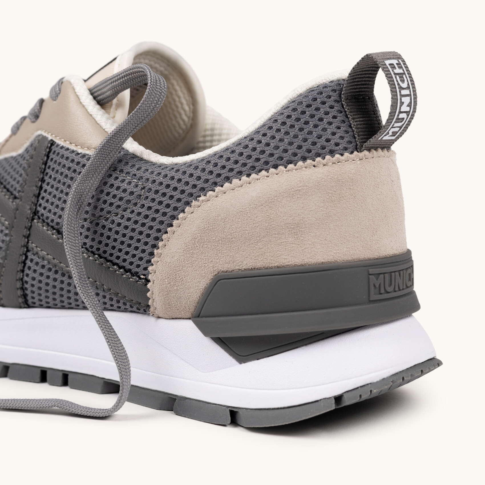 MUNICH VERSATILE 31 Sneakers Retro Running Gris y Beige 2/5