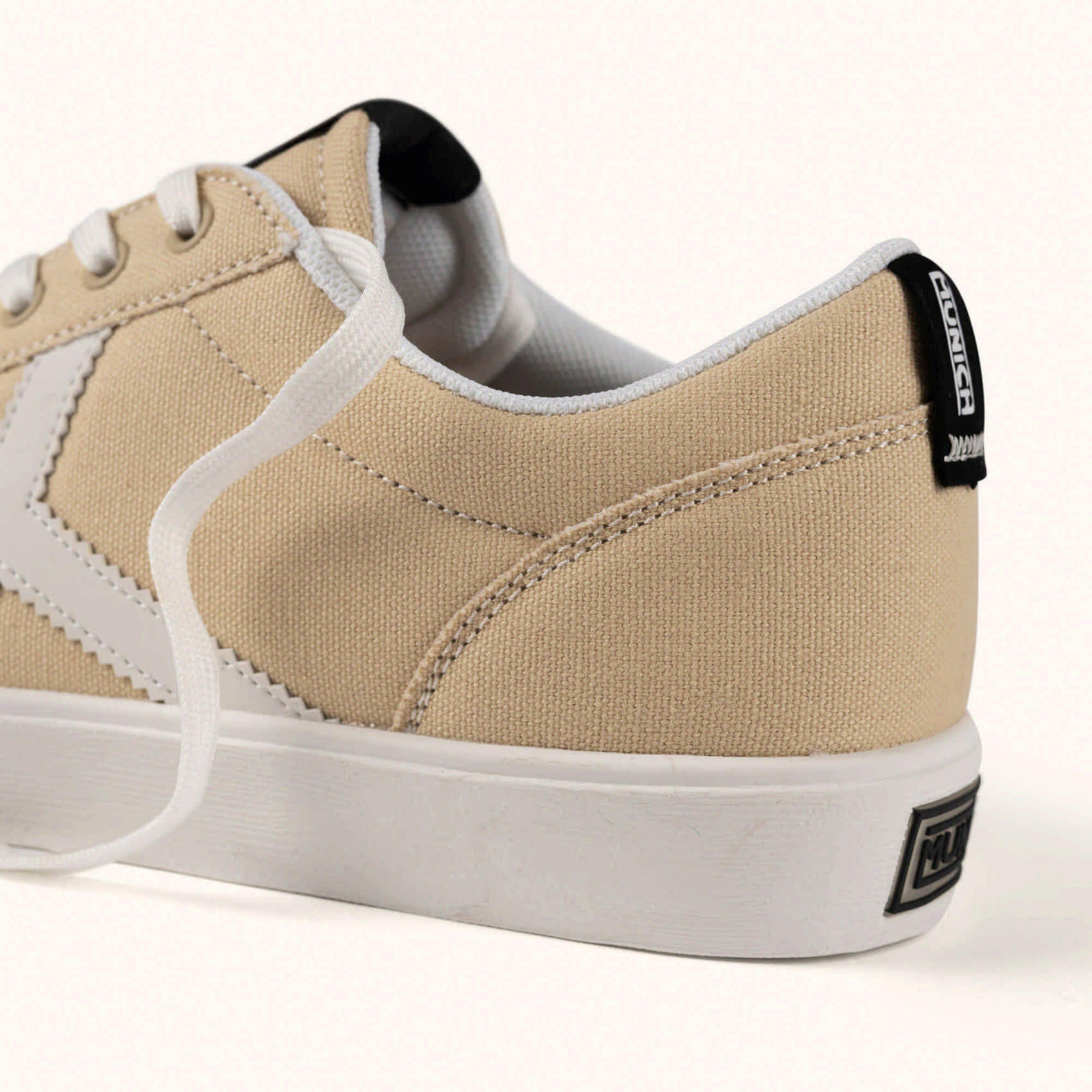 MUNICH BREAK 52 Sneaker in Tela Sabbia dall'Estetica Minimalista 2/5