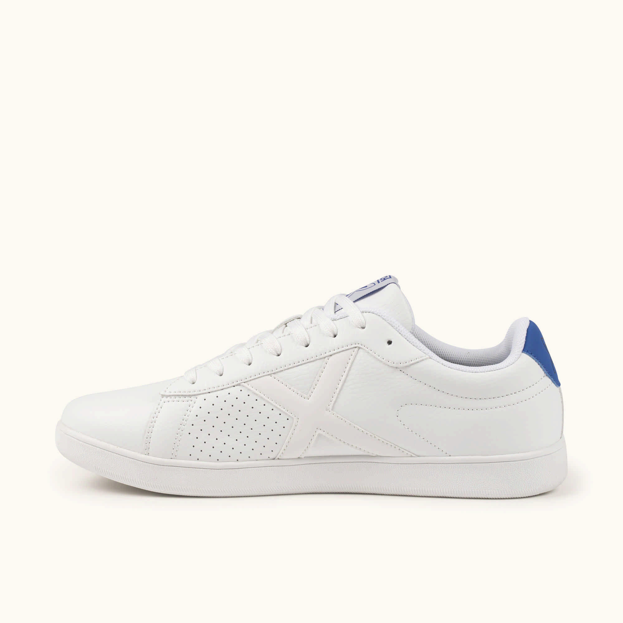 MUNICH OPEN 02 Zapatilla Minimalista Urbana en Piel Blanca con Detalle Azul 3/5