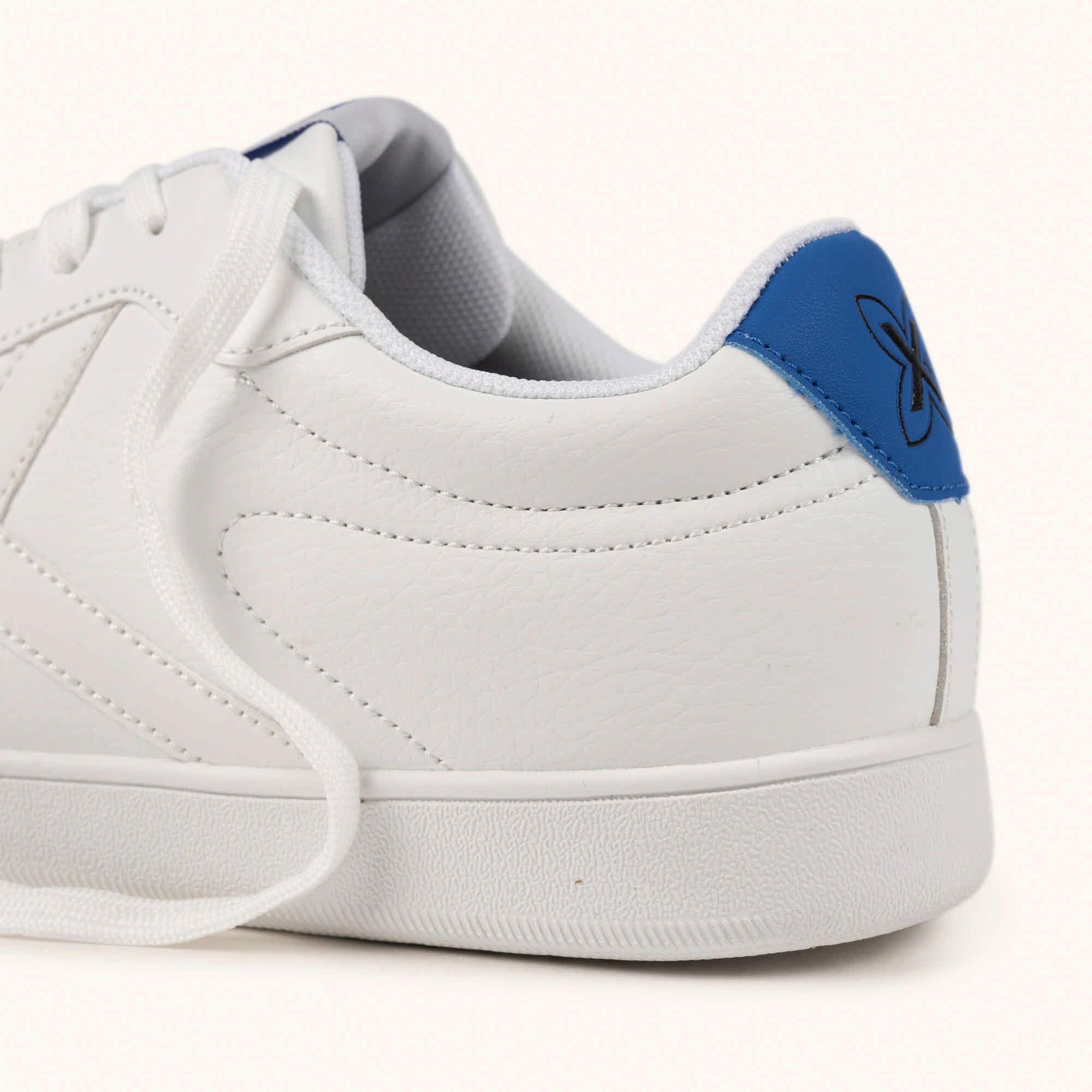 MUNICH OPEN 02 Zapatilla Minimalista Urbana en Piel Blanca con Detalle Azul 2/5