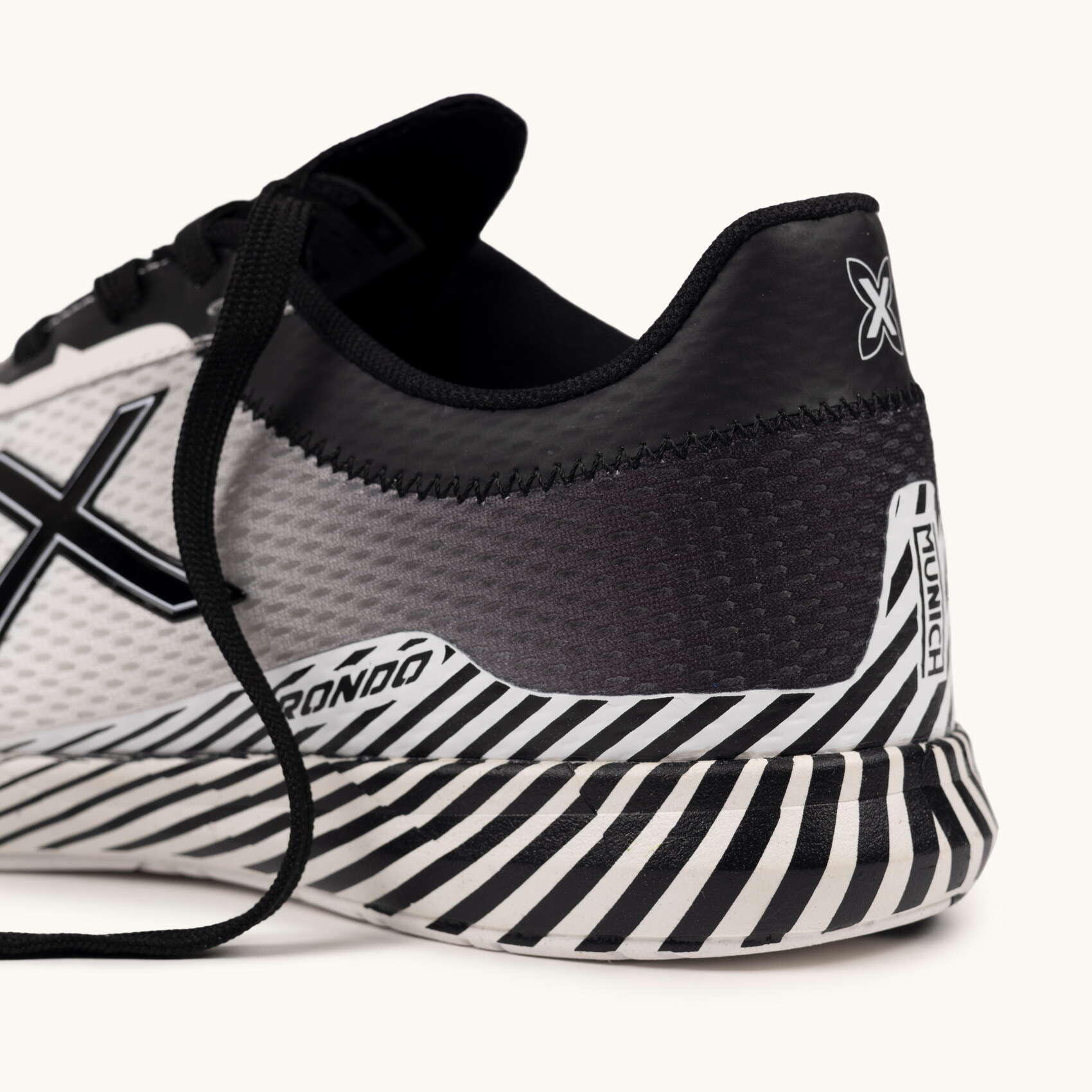 MUNICH RONDO 22 Sneakers Calcio a 5 Professionali Bianco e Nero Design Linee 2/5