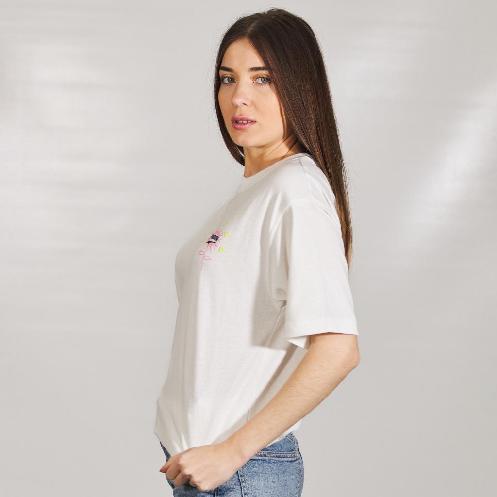T-Shirt Puma Modelo Relaxed Graphic Tee Cor Branco 2/5