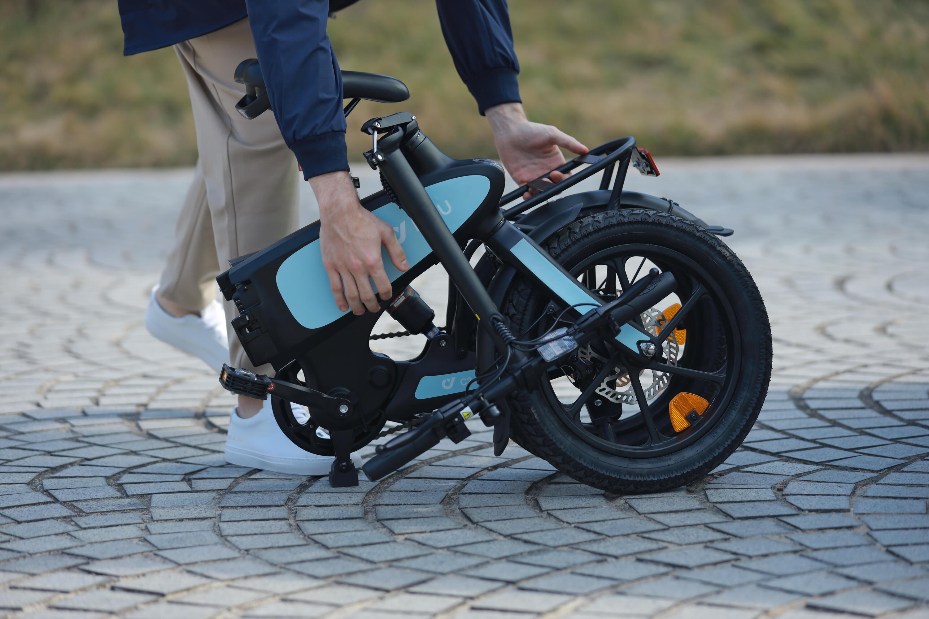 Bici elettrica pieghevole DYU C2 con batteria rimovibile da 48 V e 7,5 Ah 6/7