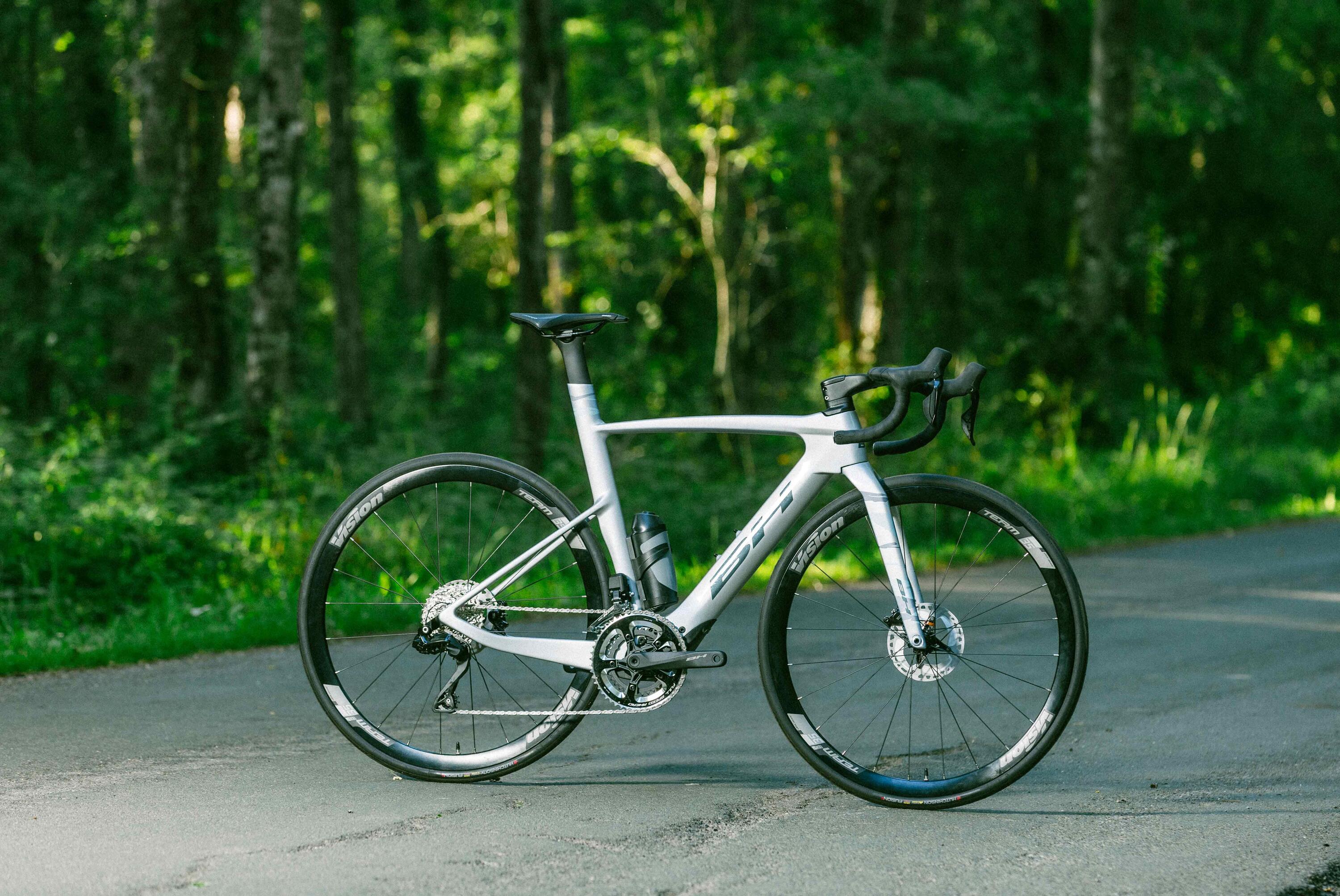 Bicicleta eléctrica carretera Bh Iaerolight 1.7 (2026)blanco-azul 2/4