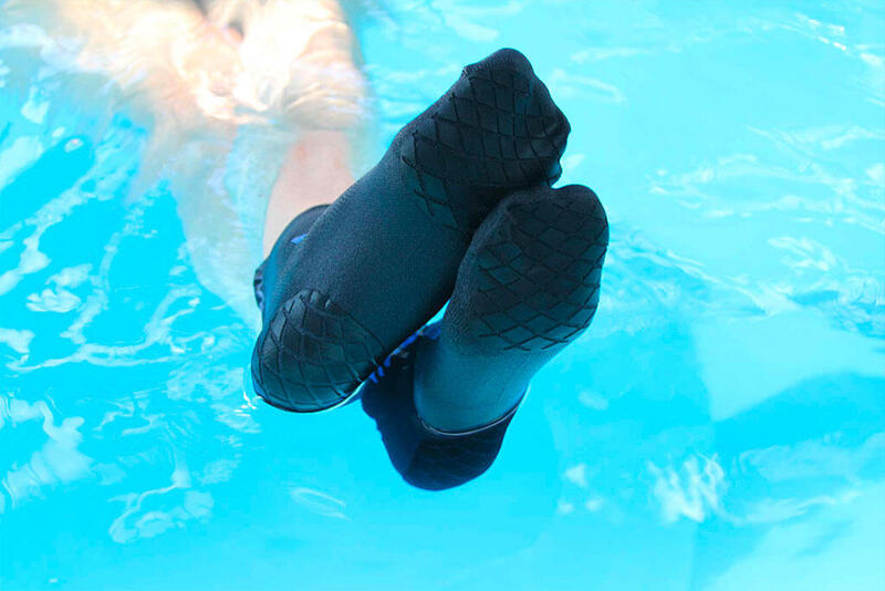 Calze tecniche antiscivolo antibatteriche nuoto piscina adulti nero blu