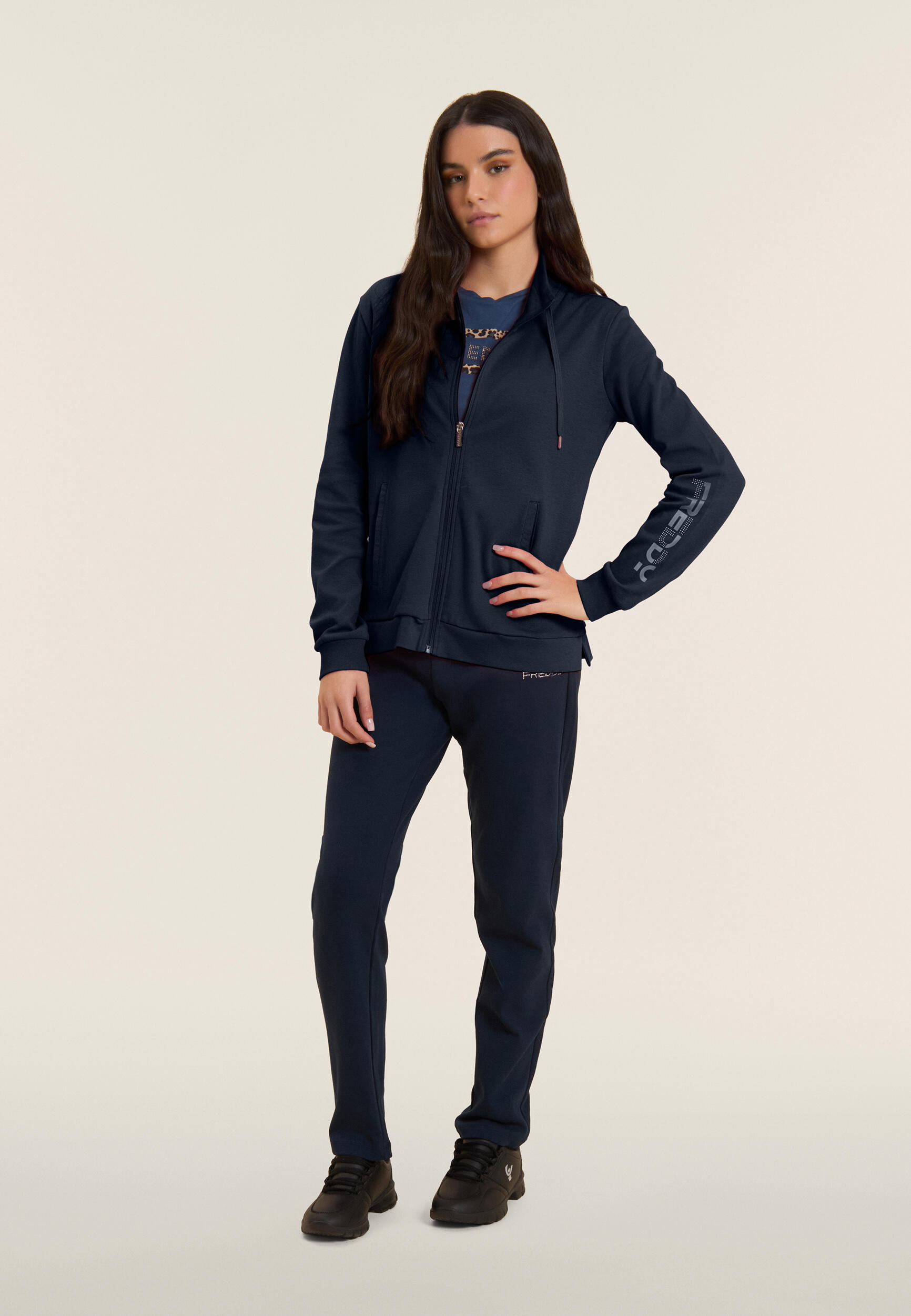 Jumpsuit met ritssluiting en hoge kraag, logo met parels op de mouw 2/5