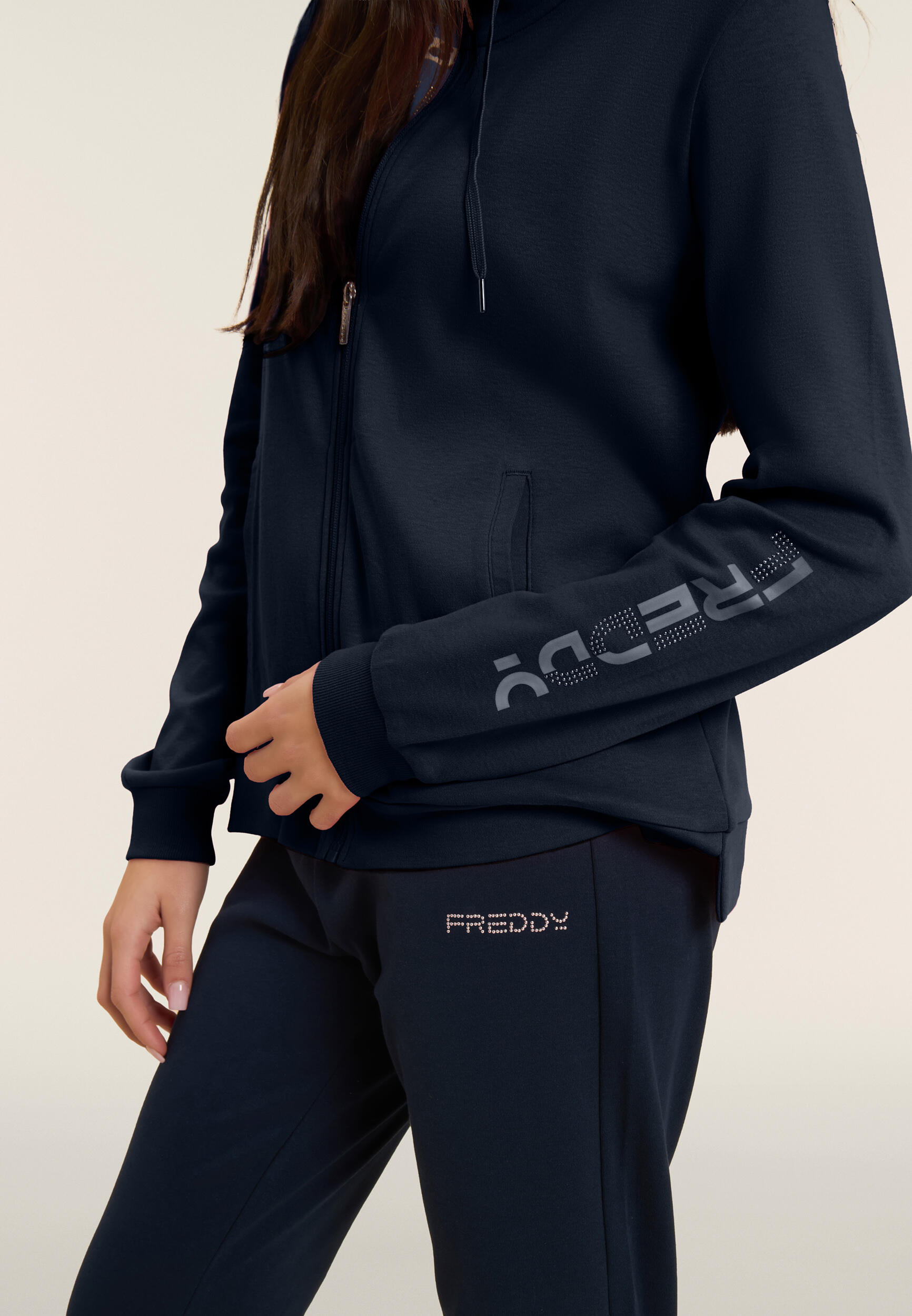 Jumpsuit met ritssluiting en hoge kraag, logo met parels op de mouw 5/5