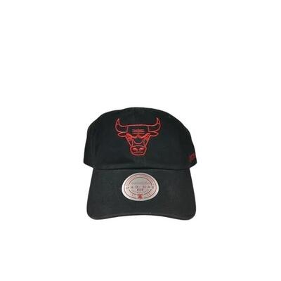 Versleten pet met logo van de chicago bulls