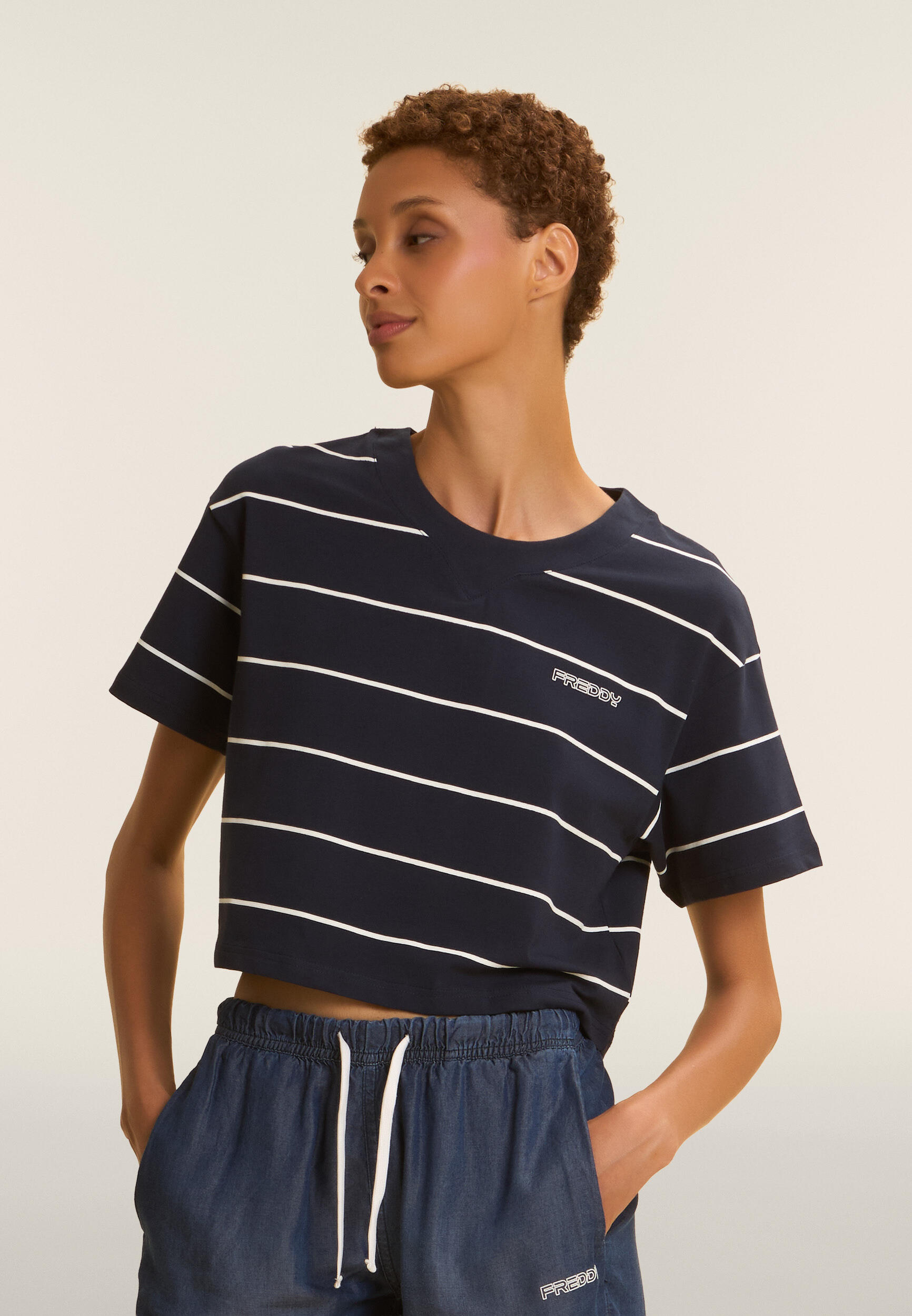 T-shirt Cropped con Maniche ampie e Fantasia a Righe 2/4