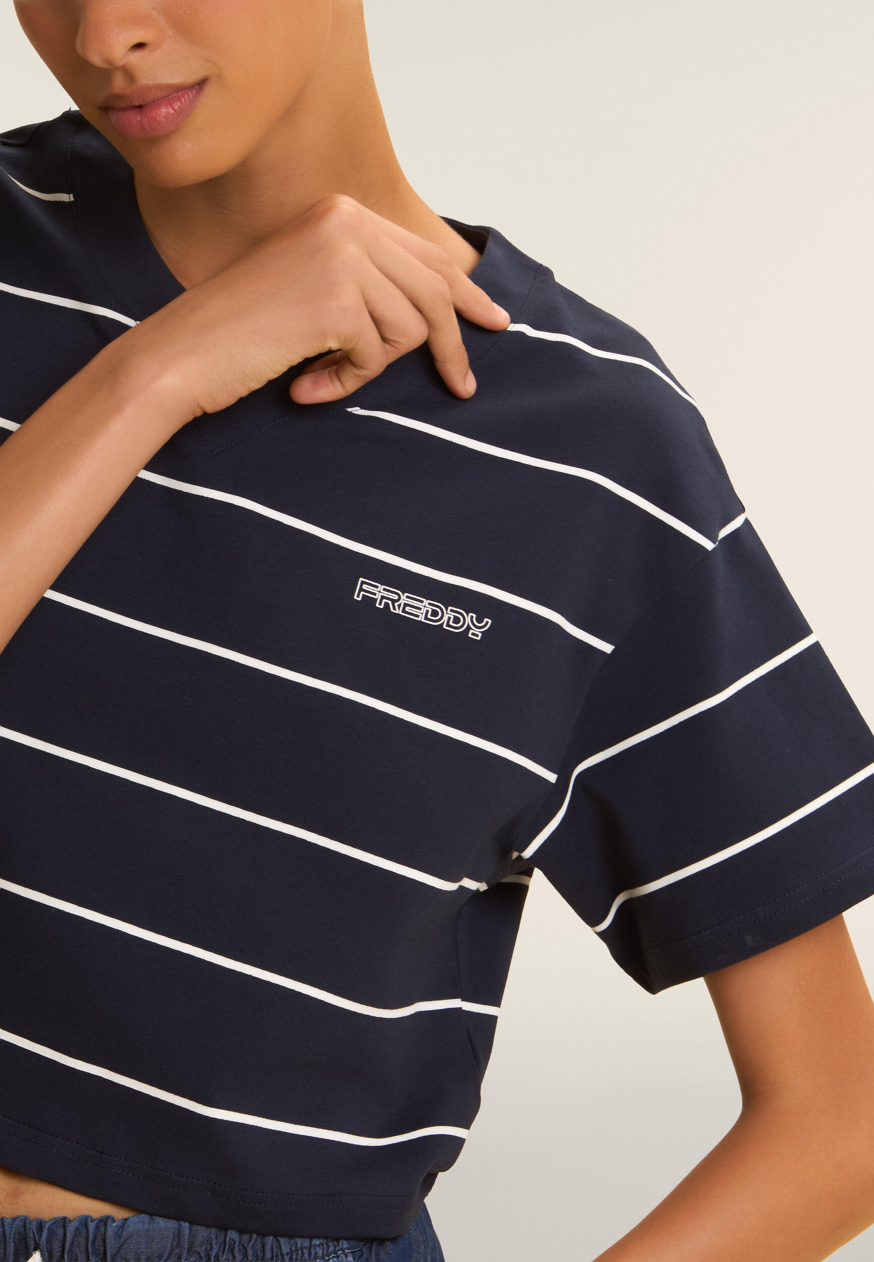 T-shirt Cropped con Maniche ampie e Fantasia a Righe 4/4