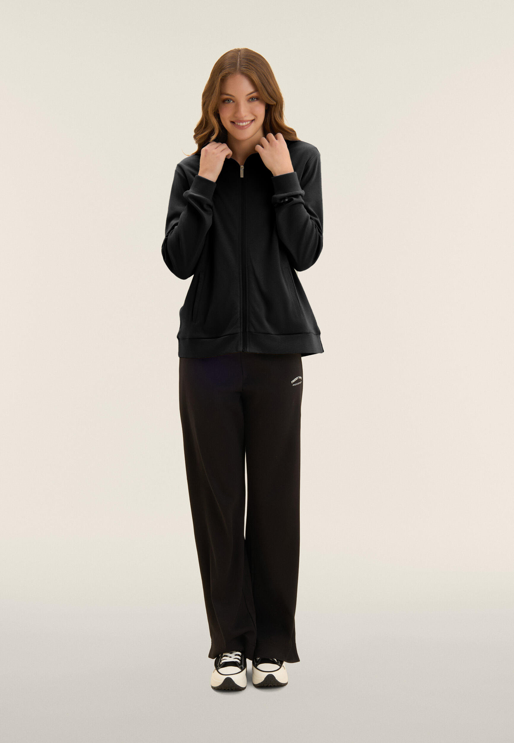 Tuta con zip e collo alto, pantaloni wide leg 2/5