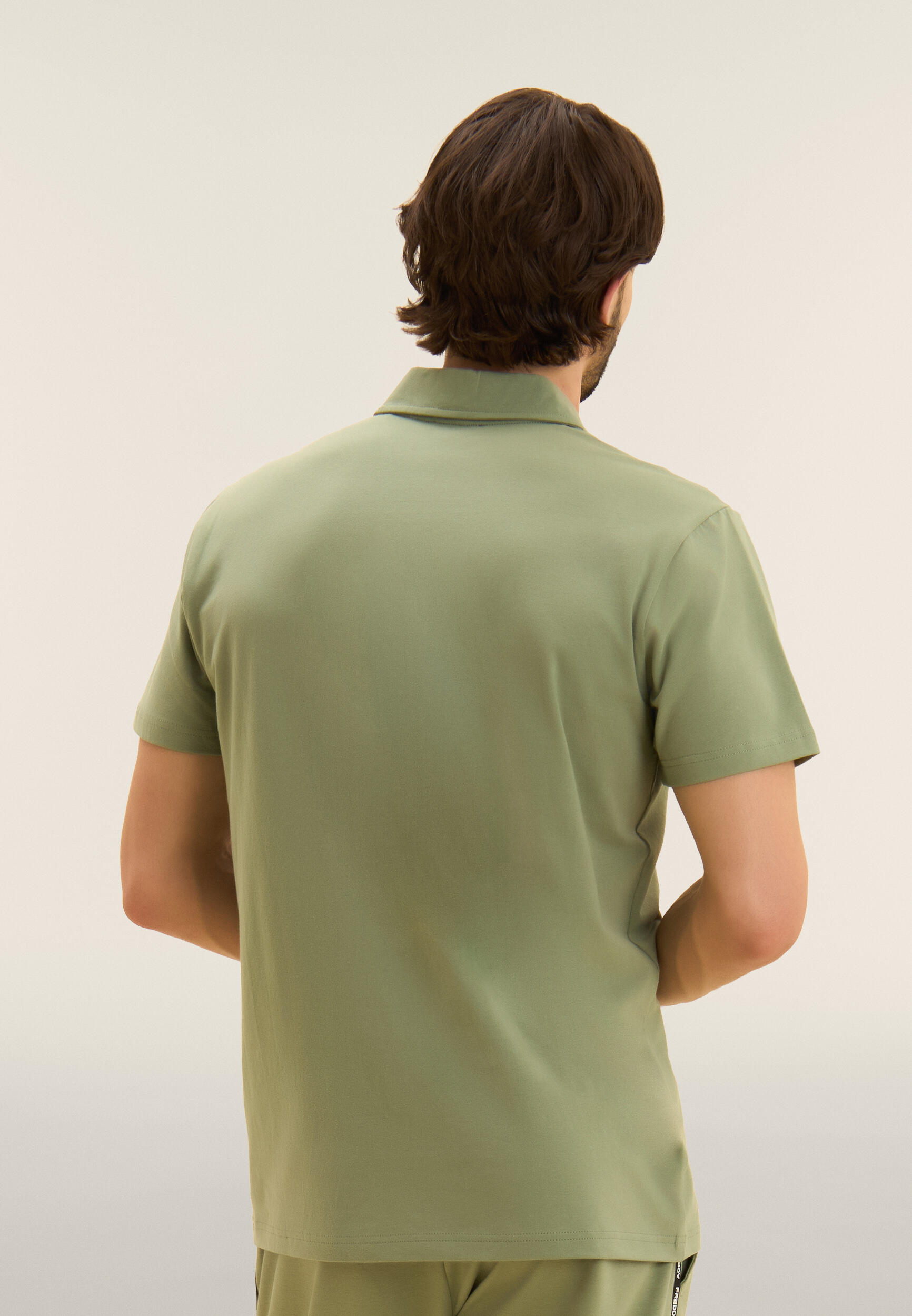 Polo de tejido de punto elástico grueso con logotipo 3/4