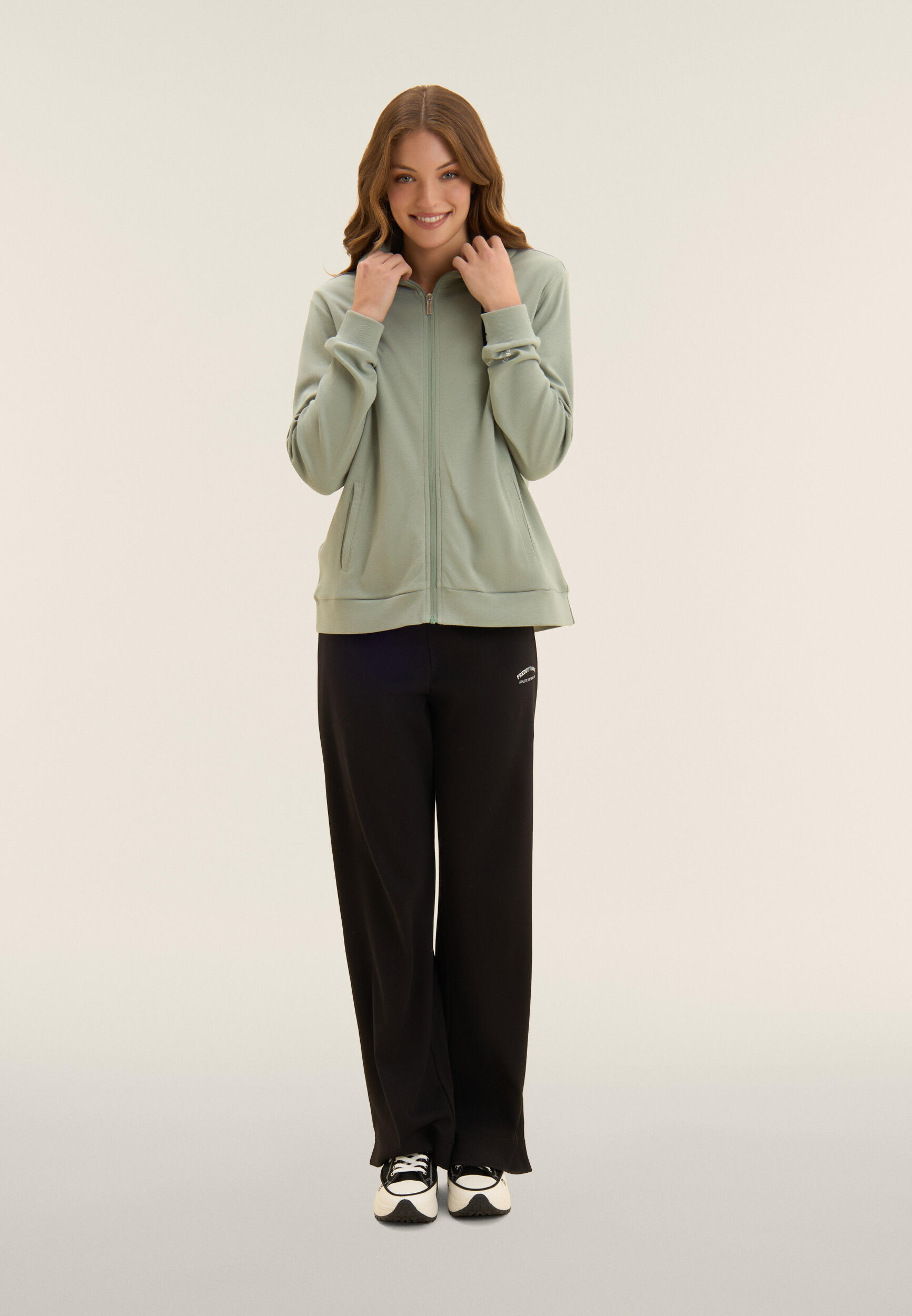 Tuta con zip e collo alto, pantaloni wide leg 2/5