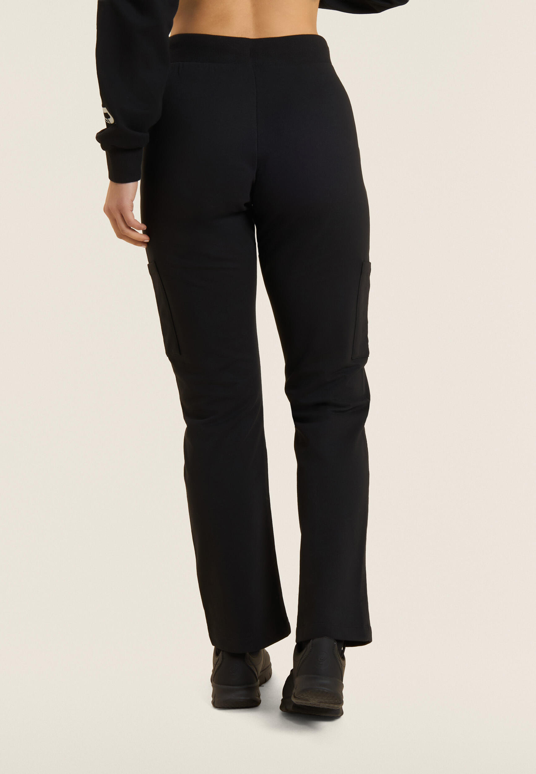 Pantalon classique avec poches plaquées et jambe droite 3/5