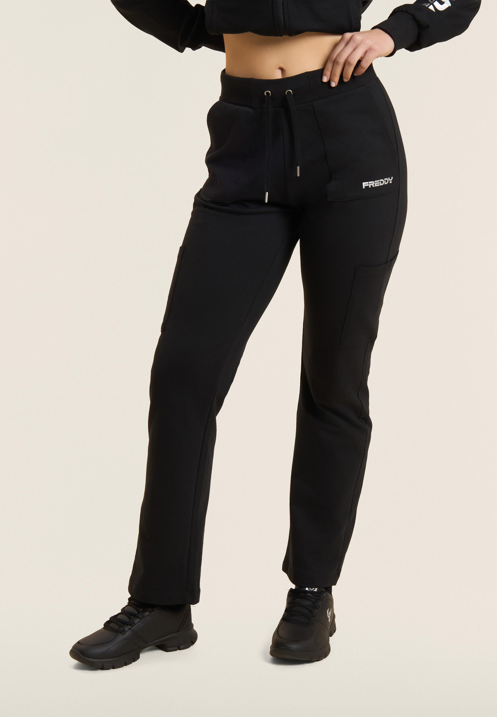 Pantalon classique avec poches plaquées et jambe droite 2/5