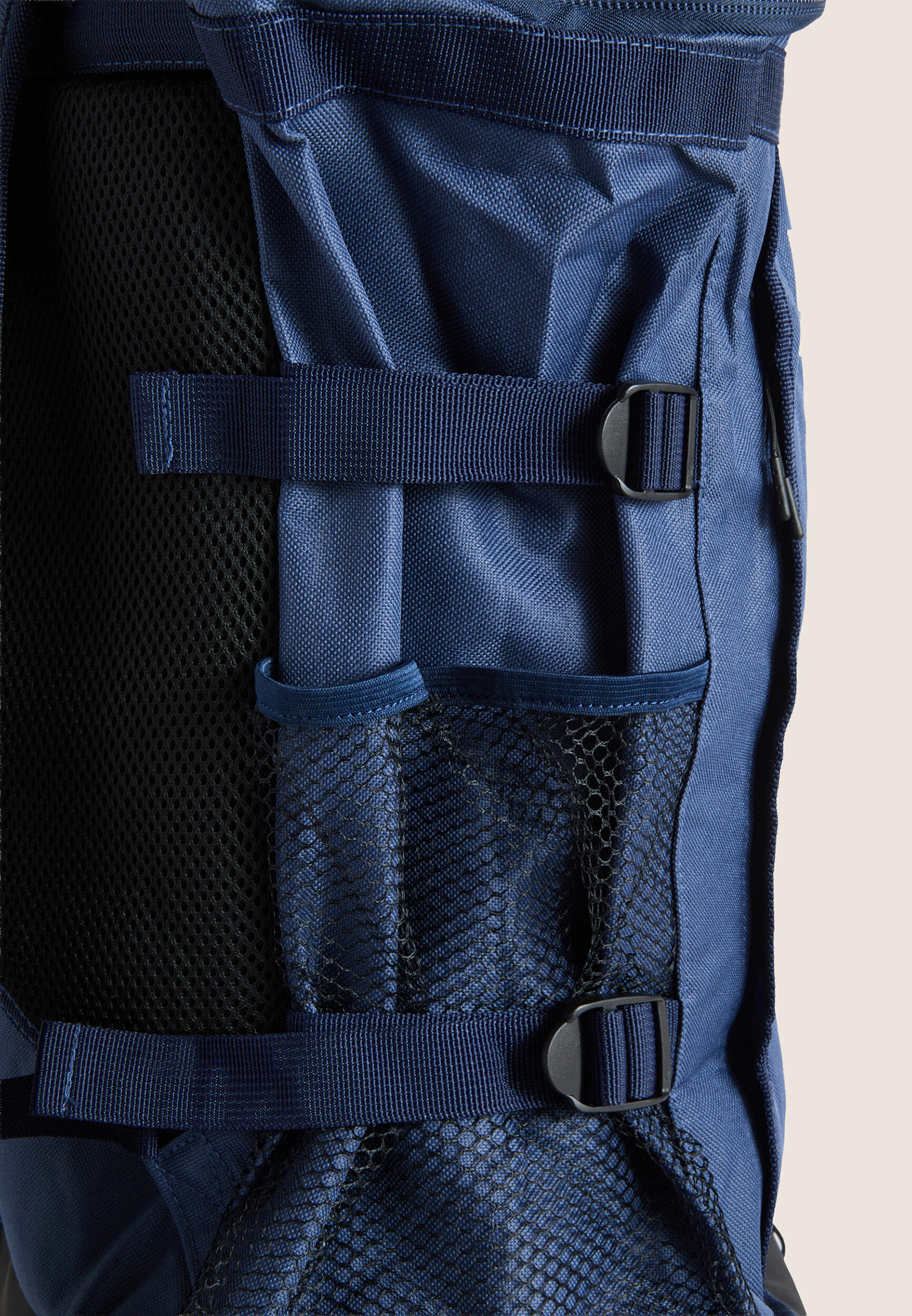 Mochila oficial FGI de 35 litros con compartimento para calzado 2/3