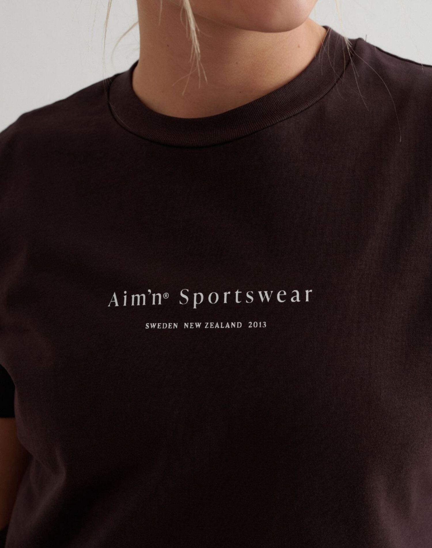 Camiseta Mujer Algodón Orgánico Ajuste Cuadrado Estampado Frontal Serif Marrón 3/4
