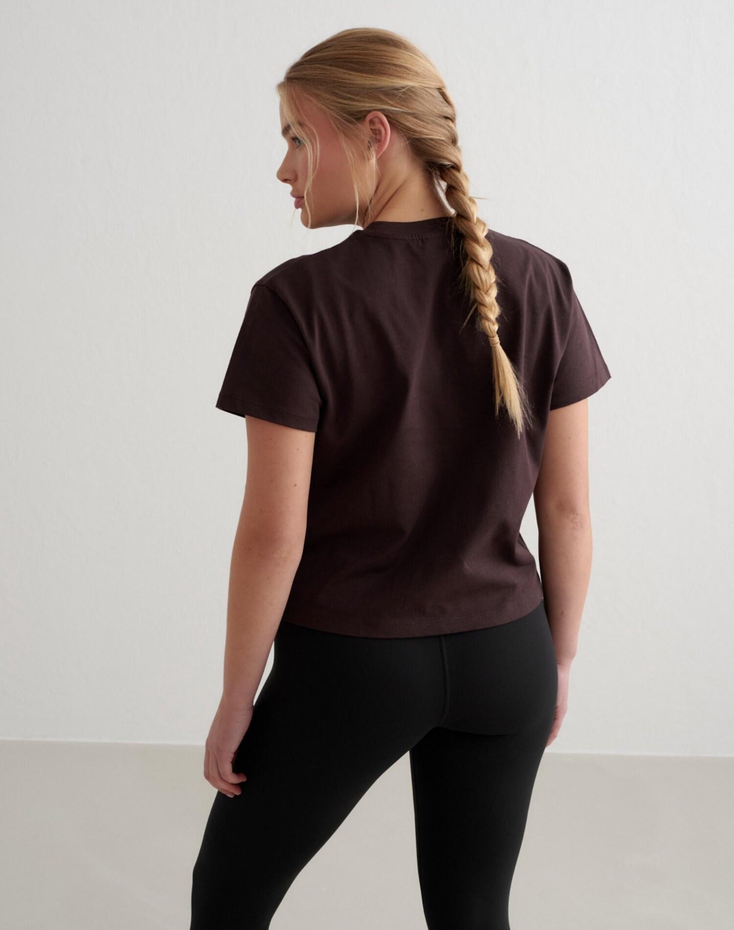 Camiseta Mujer Algodón Orgánico Ajuste Cuadrado Estampado Frontal Serif Marrón 2/4