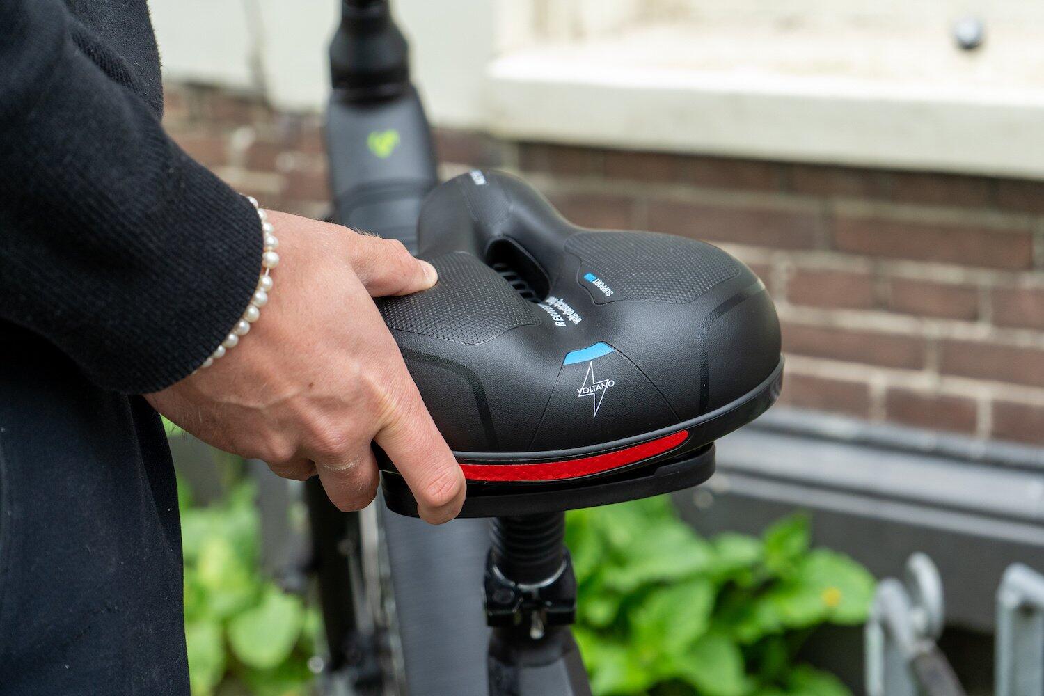 Voltano Fietszadel Met Gelpads - Zwart/Blauw - Unisex -   Zadelstrop 2/7