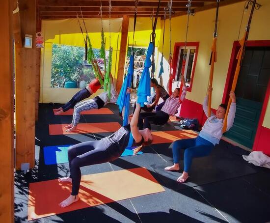 Lucht-yoga en Afghaanse wandeling op de paden van Madeira