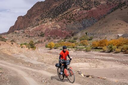 VTT électrique au Maroc entre désert de pierres et montagne