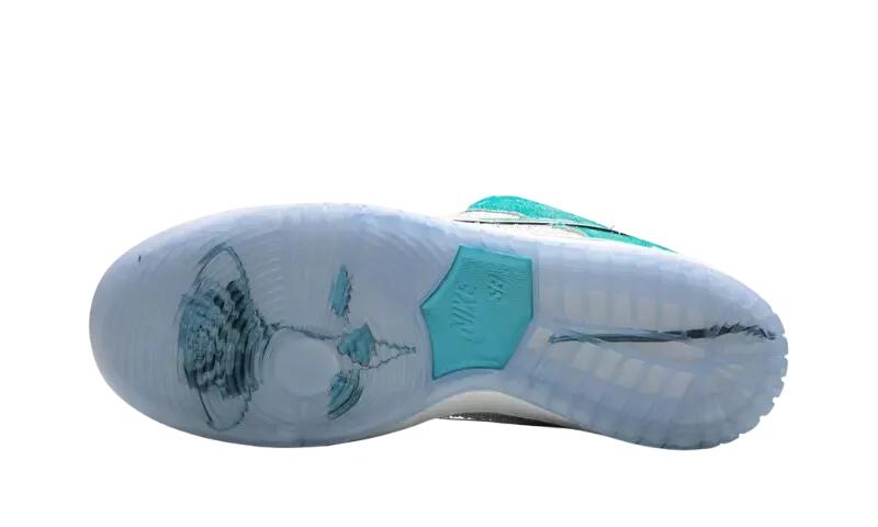SB Dunk Low April Skateboards 4/4
